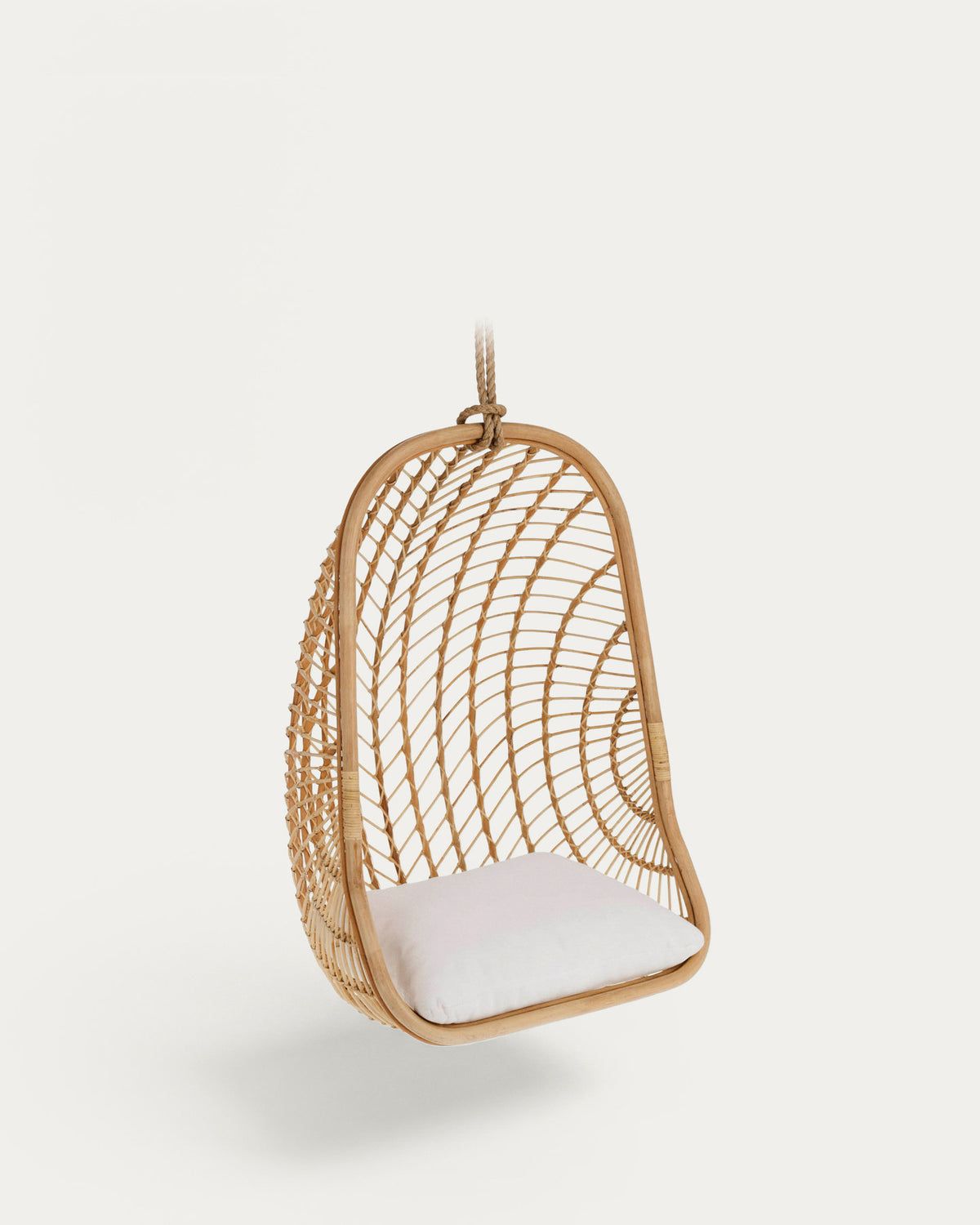 Ekaterina Hängesessel aus Rattan in Natur, Weiss präsentiert im Onlineshop von KAQTU Design AG. Hängestuhl ist von Kave Home