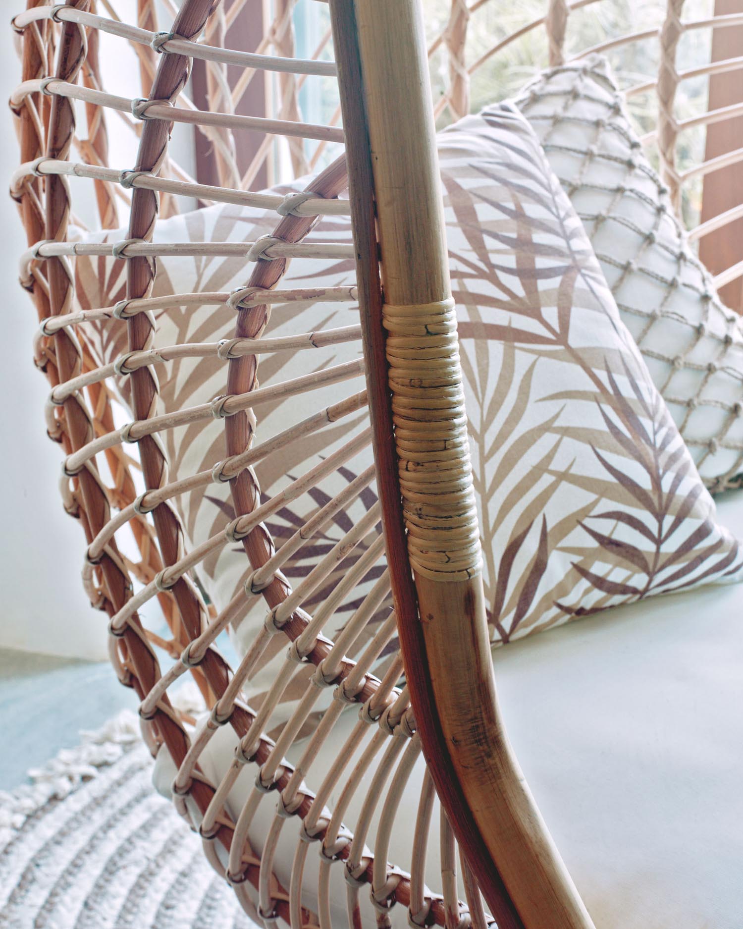 Der Ekaterina Hängesessel aus Rattan vereint exotisches Design mit Komfort, ideal für entspannte Stunden im überdachten Aussenbereich.