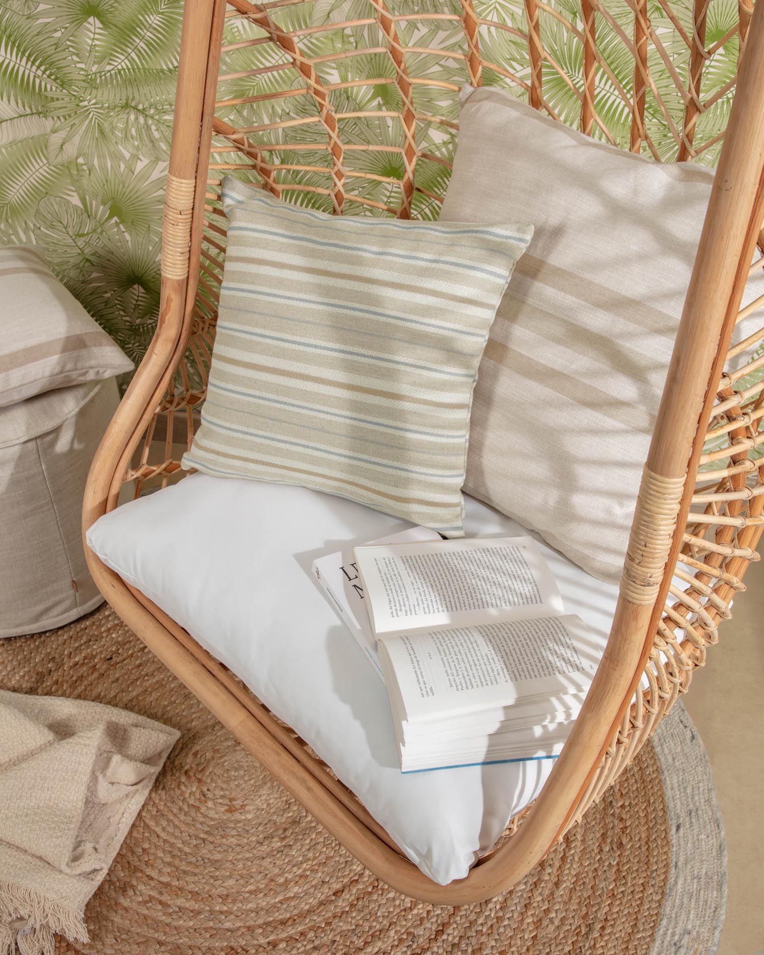 Moderner Hängesessel Ekaterina aus Rattan von Kave Home, perfekt für Innen- und Aussenbereiche, bietet Stil und Bequemlichkeit.