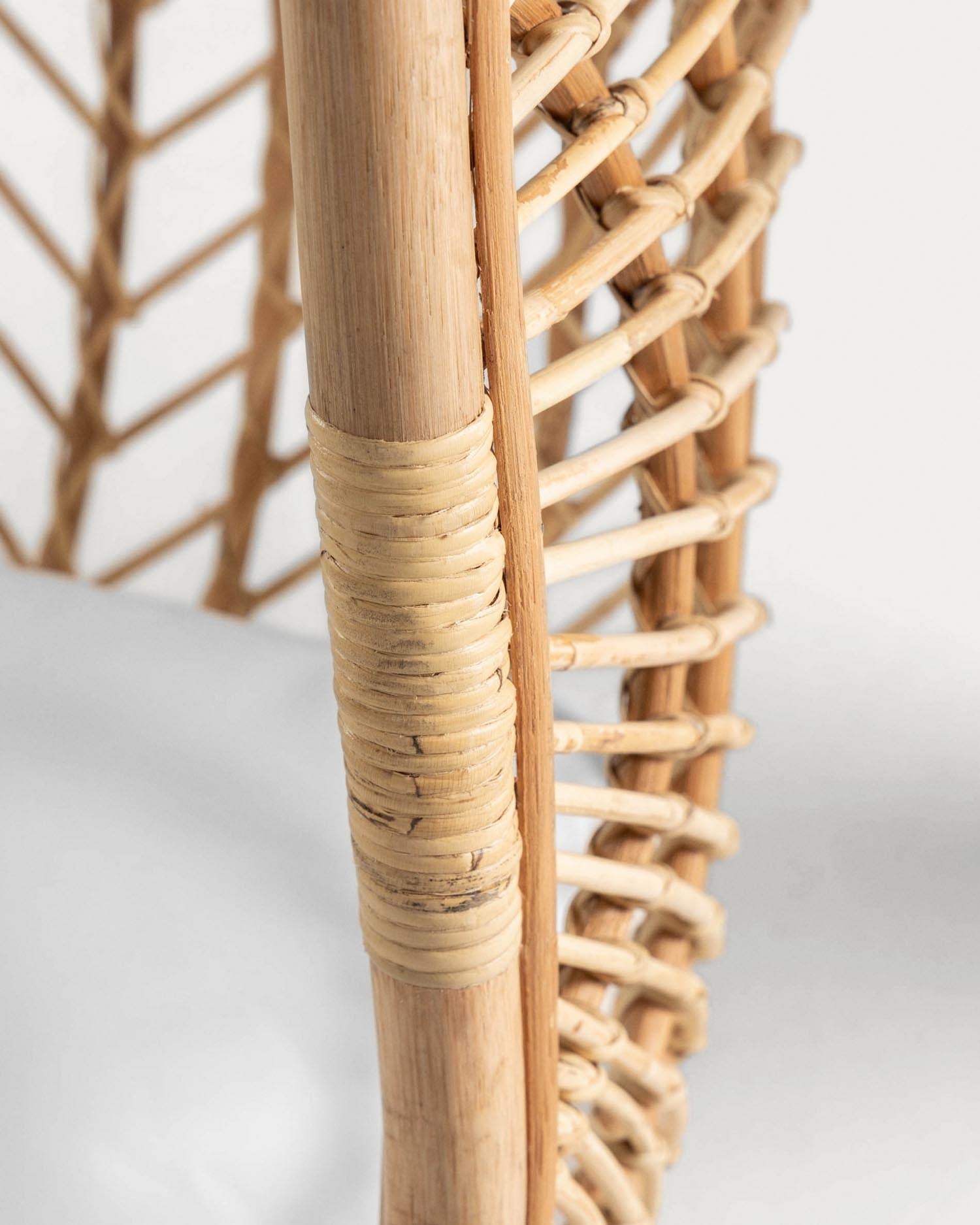 Genießen Sie entspannte Stunden im Ekaterina Hängesessel aus hochwertigem Rattan von Kave Home. Ideal für stilvolle, überdachte Außenbereiche.