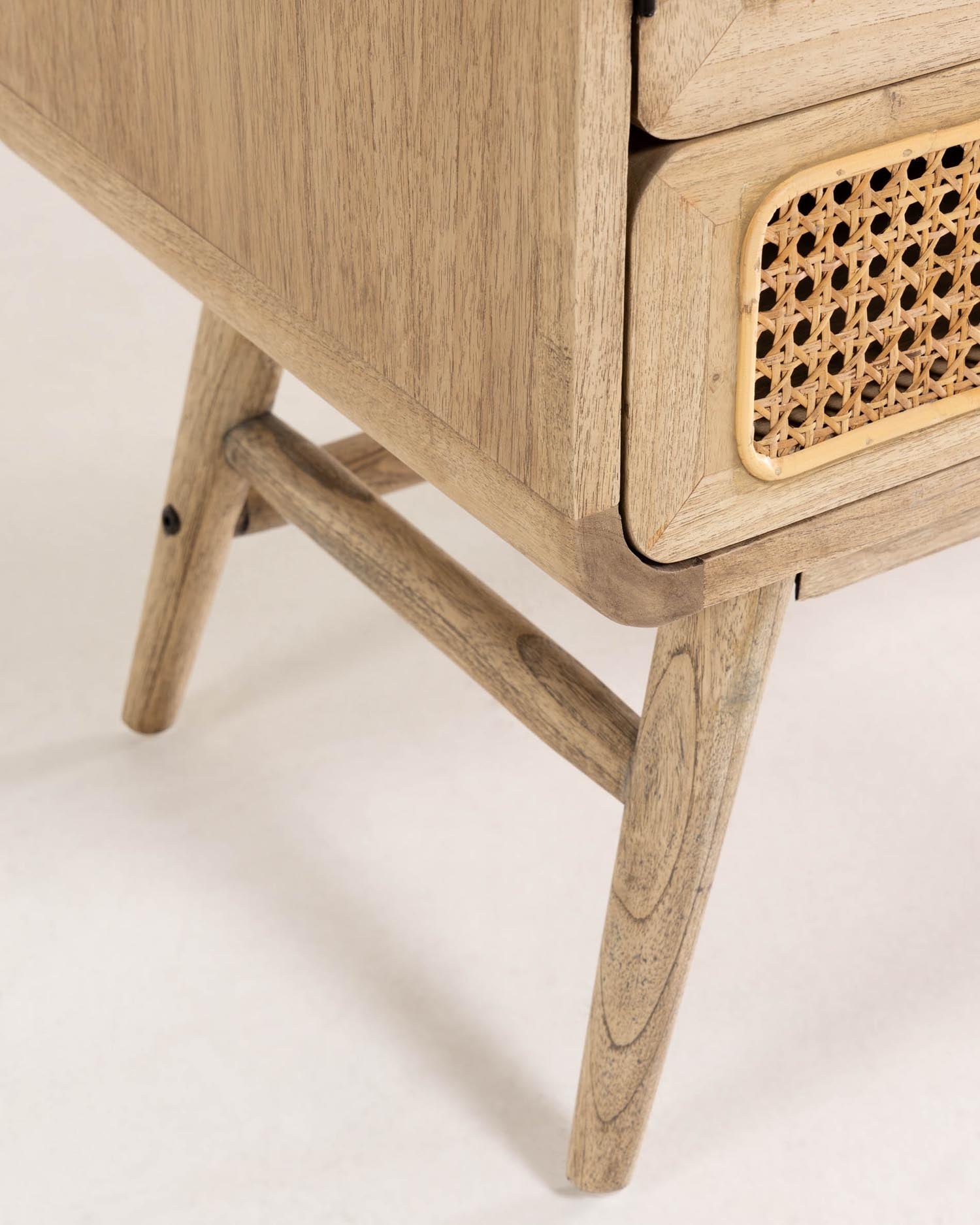 Der Nalu Schrank von Kave Home vereint elegantes Design aus Mindi-Holz und Rattan mit praktischem Stauraum für Ihr Zuhause.