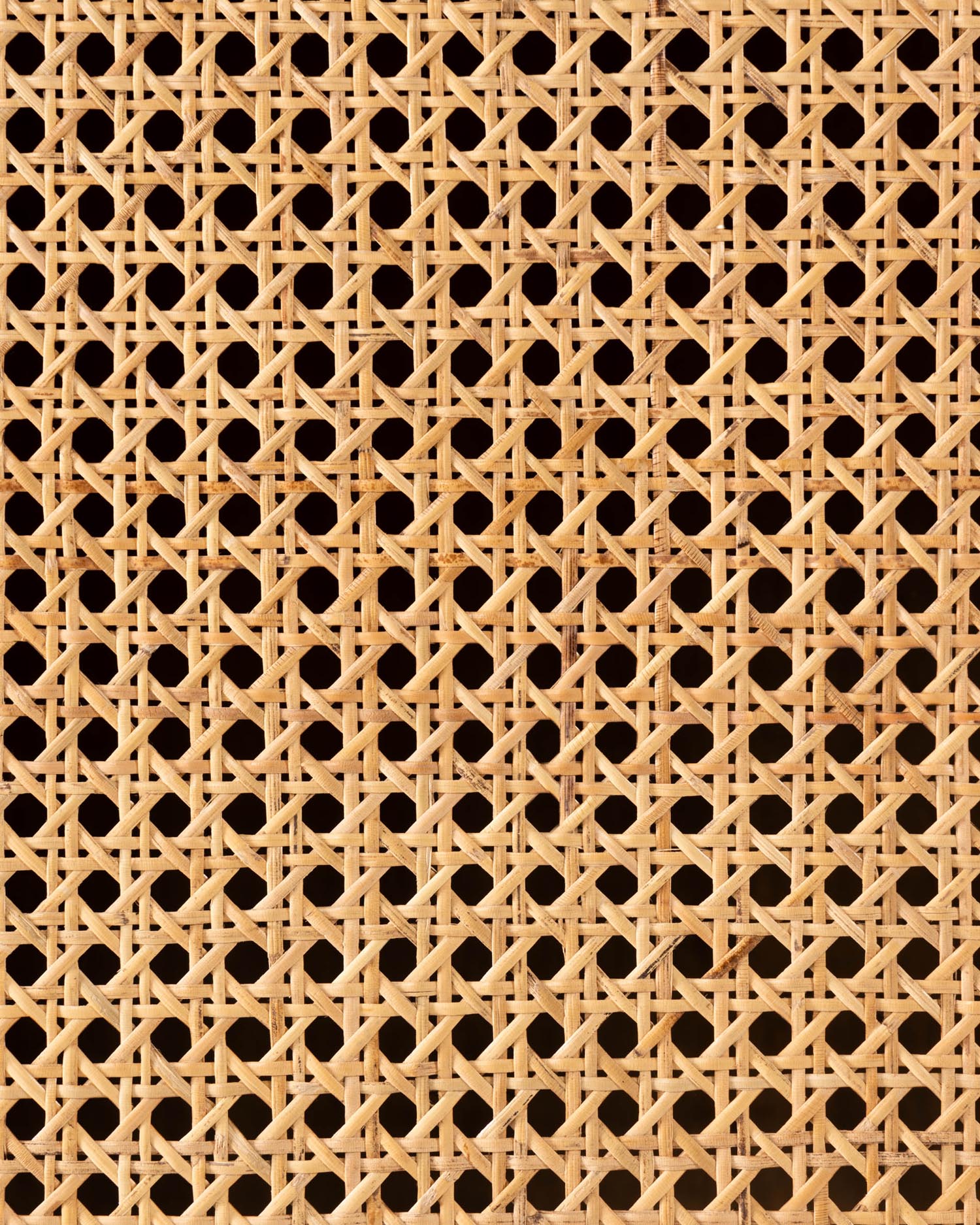 Der Nalu Schrank von Kave Home kombiniert robustes Mindi-Holz und handgeflochtenes Rattan für stilvolle Aufbewahrung und zeitlose Eleganz.