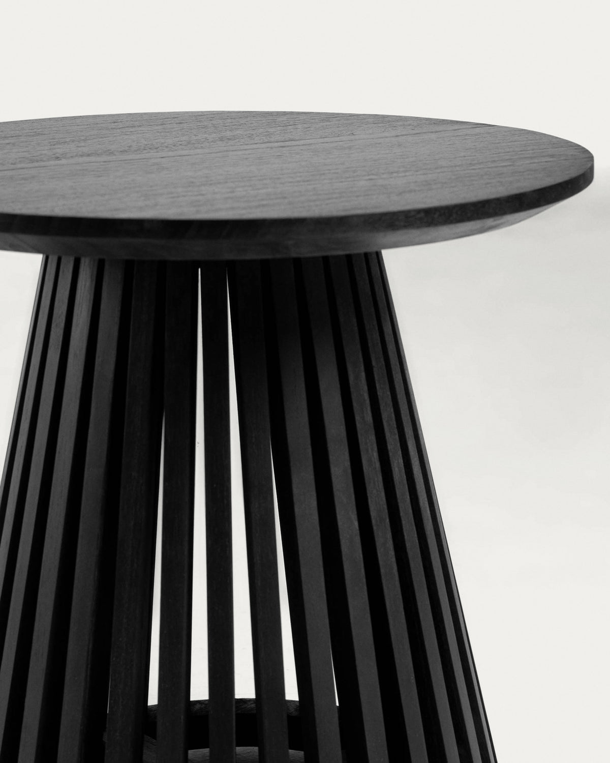 Jeanette Beistelltisch aus massivem Mindiholz schwarz Ø 50 cm in Schwarz präsentiert im Onlineshop von KAQTU Design AG. Beistelltisch ist von Kave Home
