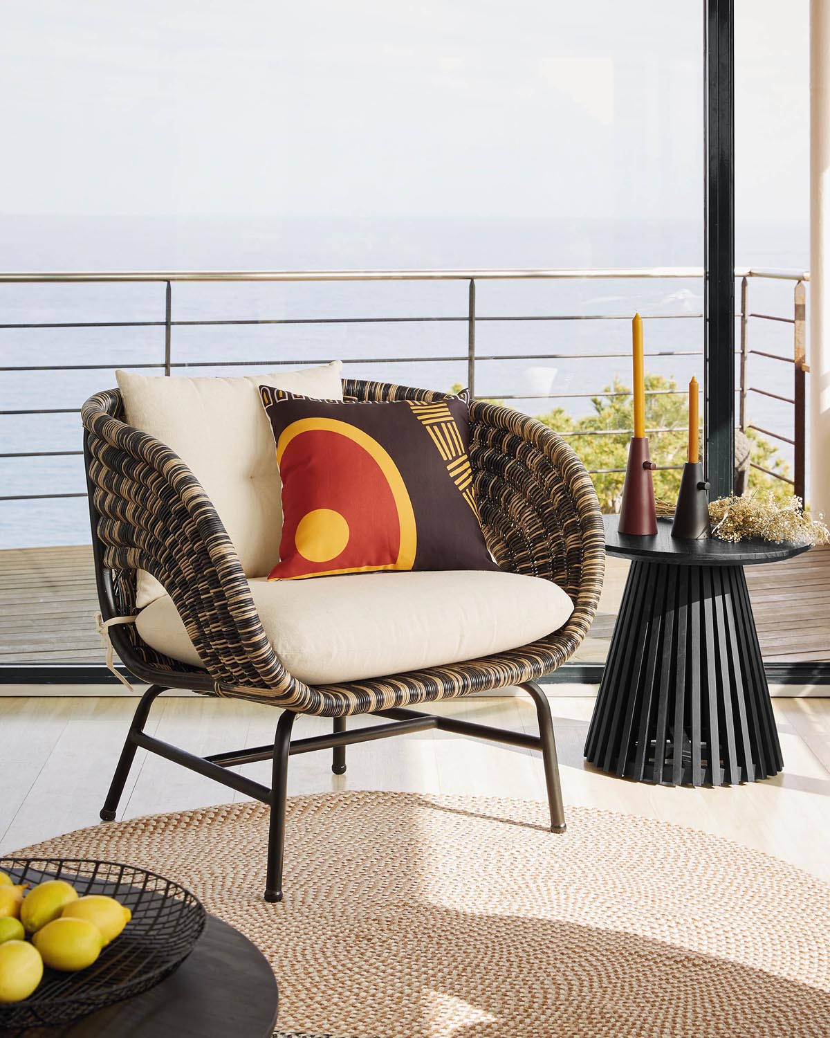 Eleganter Beistelltisch aus schwarzem Mindiholz, Ø 50 cm, Kave Home.