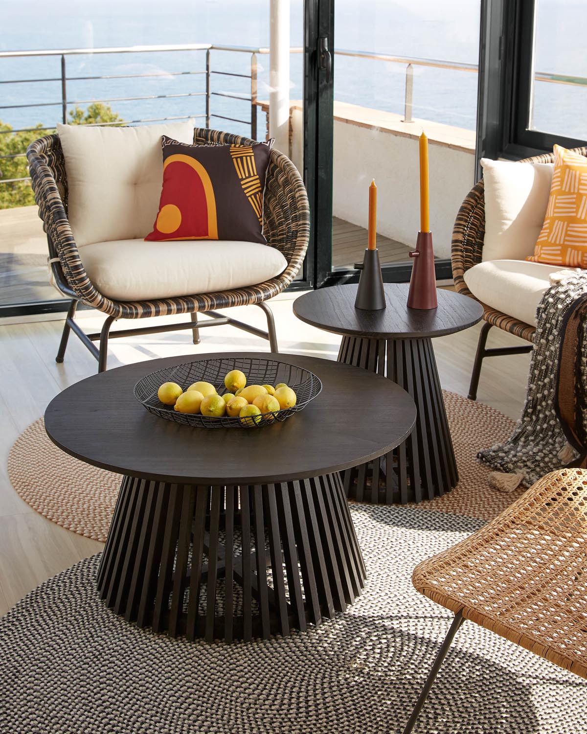 Stilvoller Couchtisch aus schwarzem Mindiholz, 80 cm, von Kave Home.