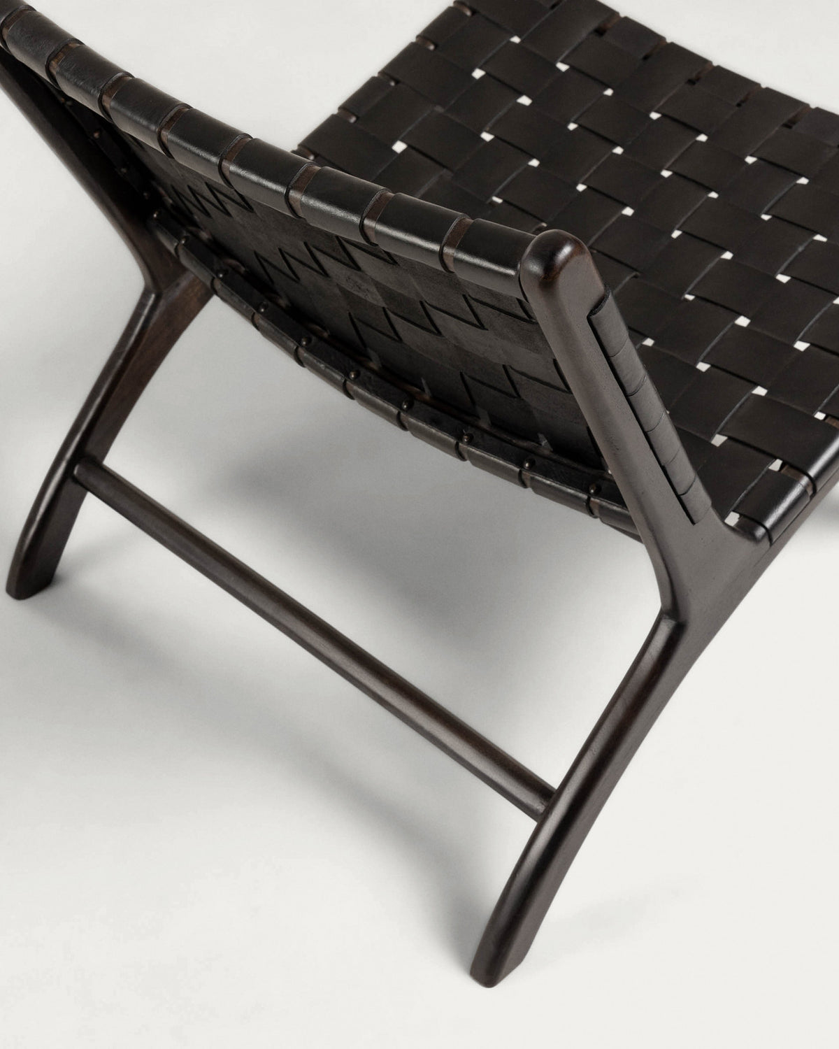 schwarzer Calixta Sessel in Schwarz präsentiert im Onlineshop von KAQTU Design AG. Sessel ist von Kave Home