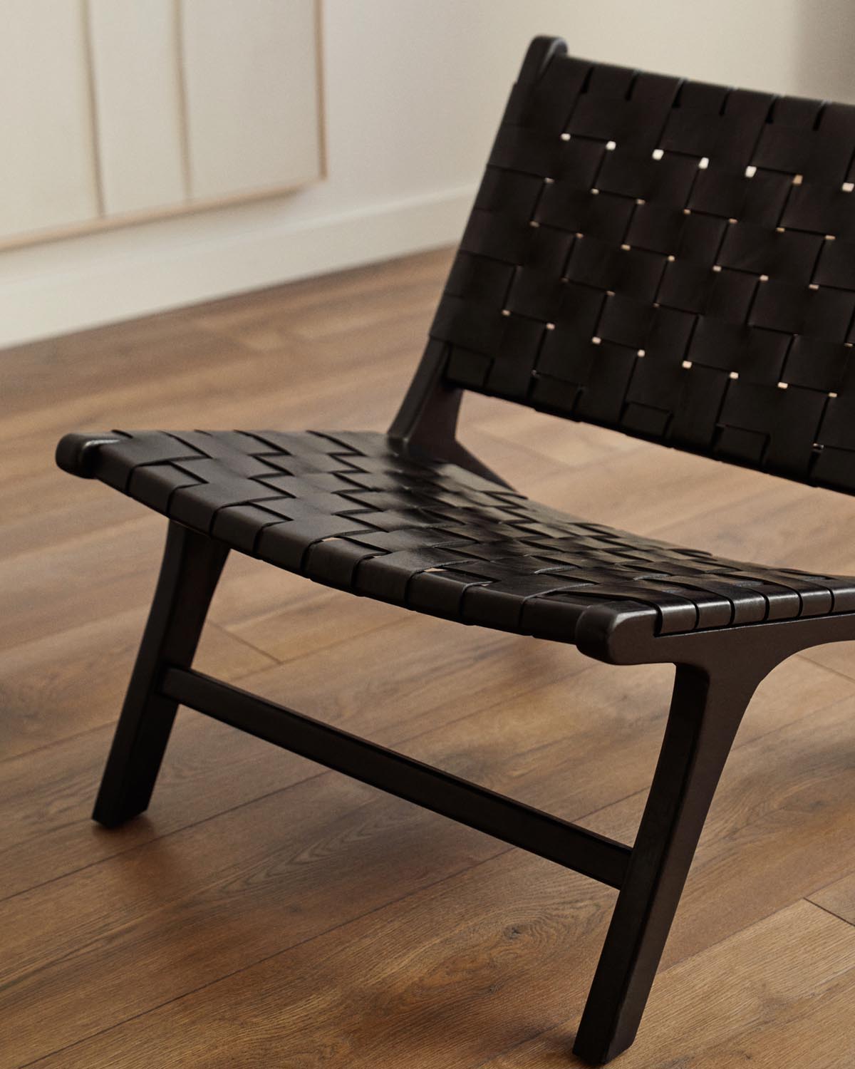 Moderner schwarzer Calixta Sessel von Kave Home für stilvolle Räume.