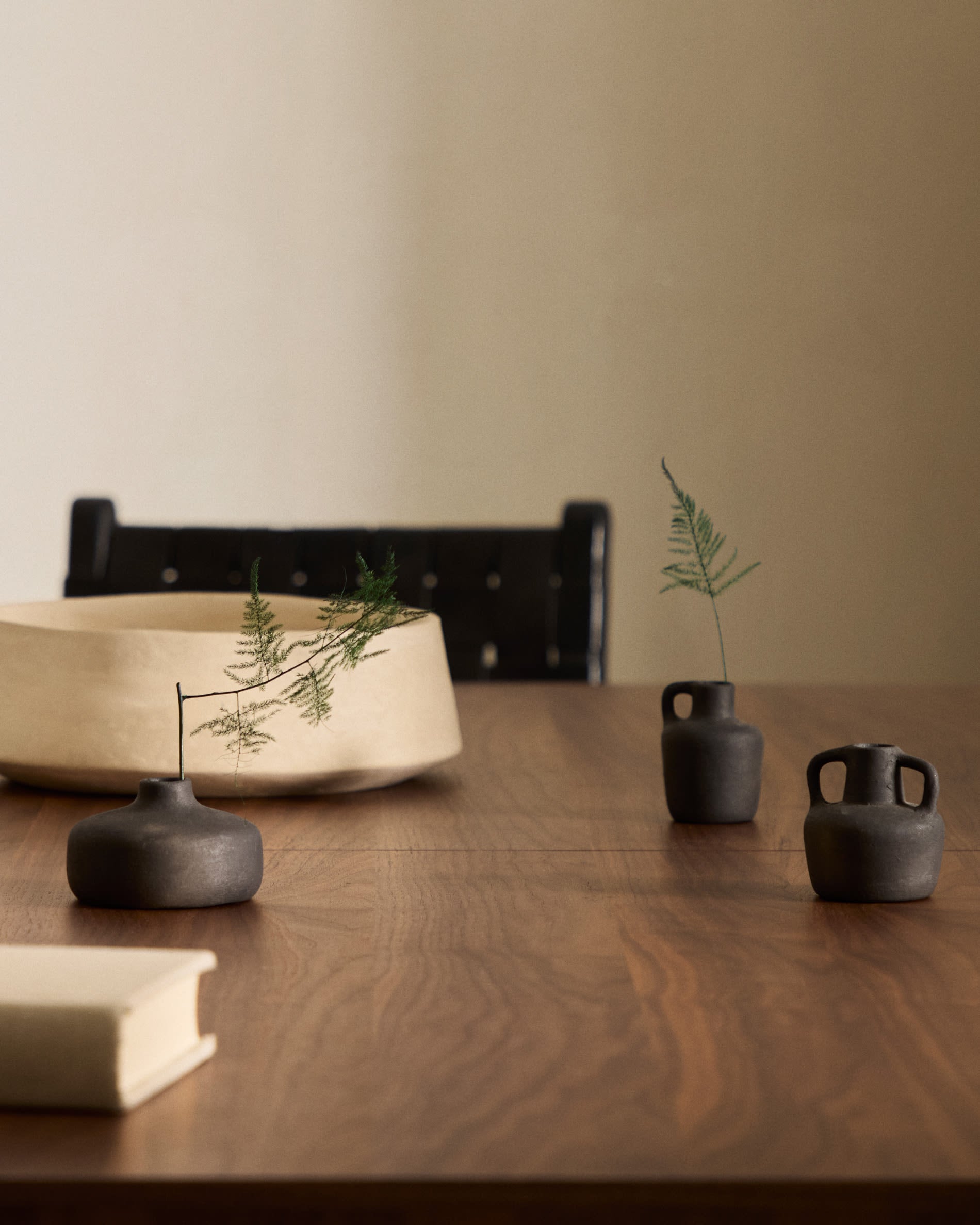 Calixta Stuhl von Kave Home: Luxuriöser Lederstuhl aus robustem Mahagoni mit elegantem schwarzem Finish, ideal für stilvolle Wohnräume.