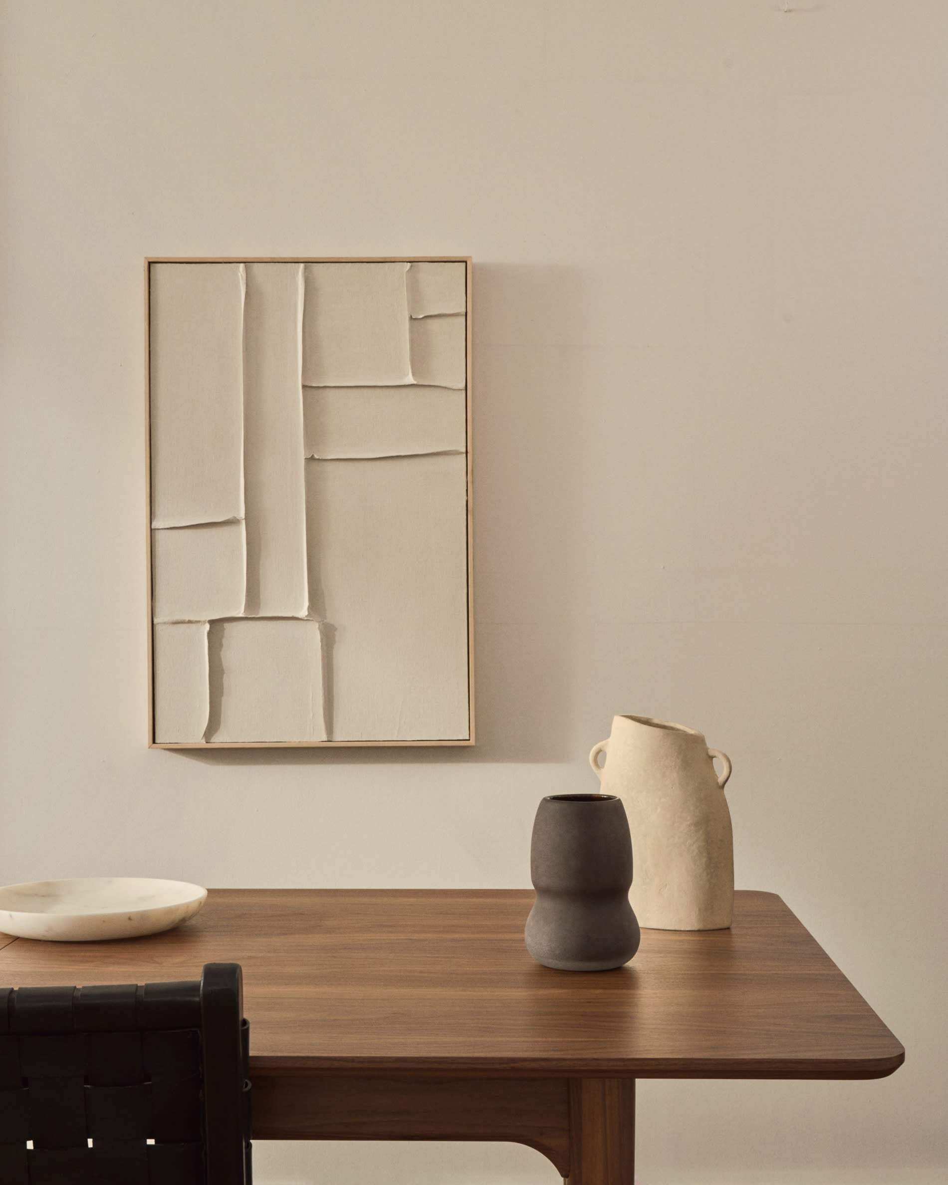 Calixta Stuhl von Kave Home: Edler Lederstuhl aus massivem Mahagoni mit stilvollem schwarzem Finish, ideal für anspruchsvolles Interieur.