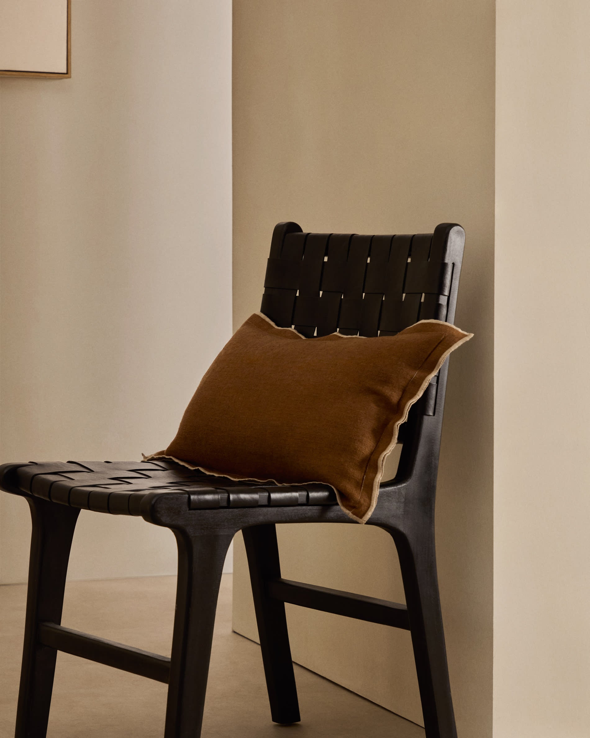 Der Calixta Stuhl besticht durch edles Leder und massives Mahagoni in Schwarz, vereint Eleganz und Komfort für stilvolle Räume.