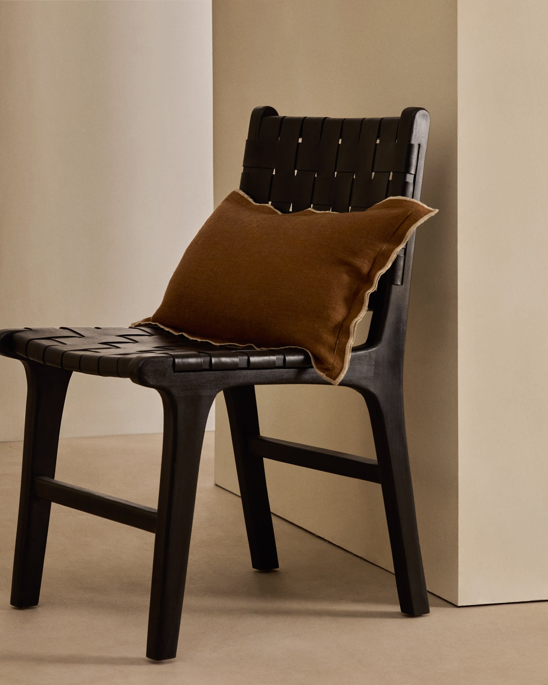 Calixta Stuhl: Lederbezug, massives Mahagoni, schwarzes Finish. Perfekt für moderne und elegante Wohnräume.