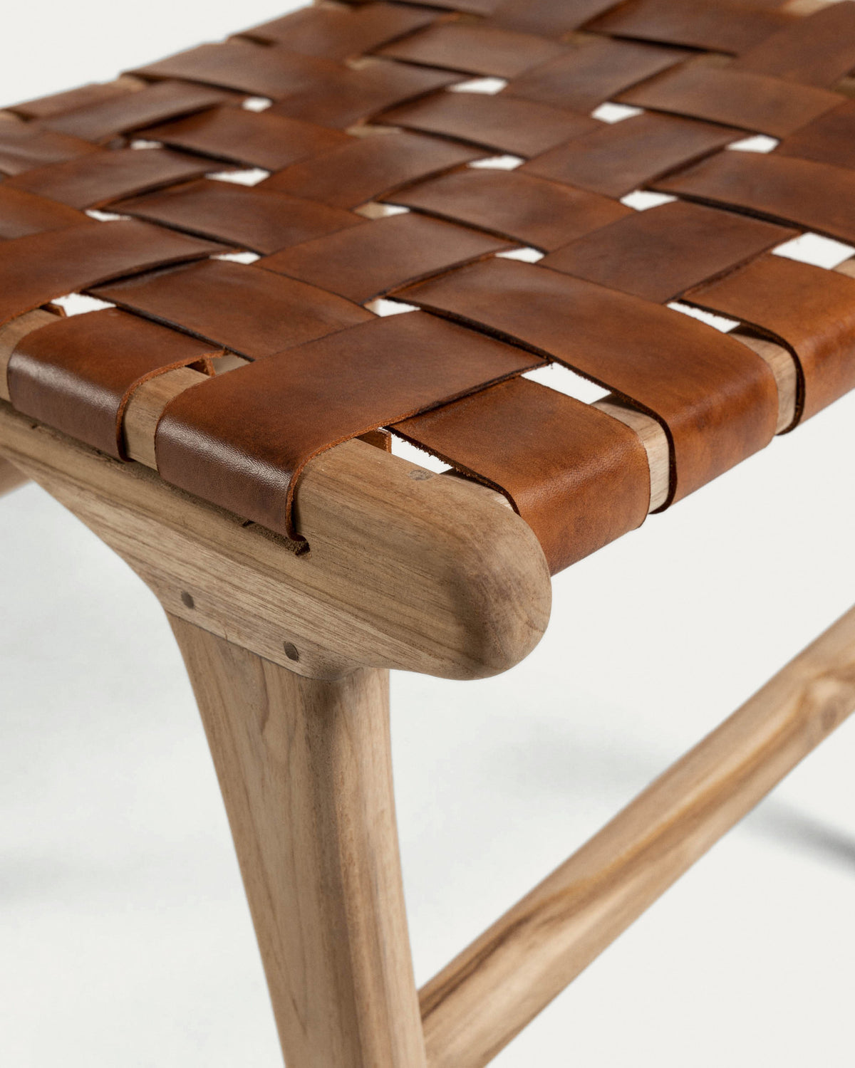 Calixta Stuhl aus Leder und massivem Teak in Natur präsentiert im Onlineshop von KAQTU Design AG. Stuhl ist von Kave Home