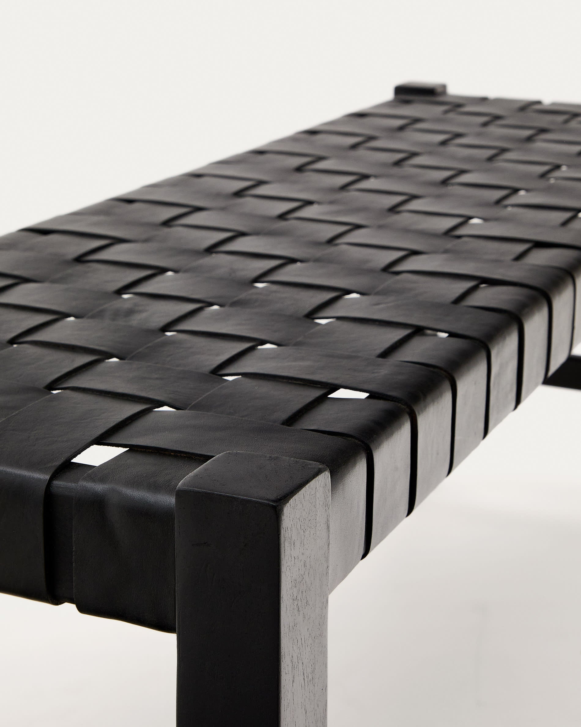 Calixta Bank von Kave Home: 120 cm, edles Leder und massives Mahagoni in modernem Schwarz. Stilvoll und langlebig für Ihr Zuhause.