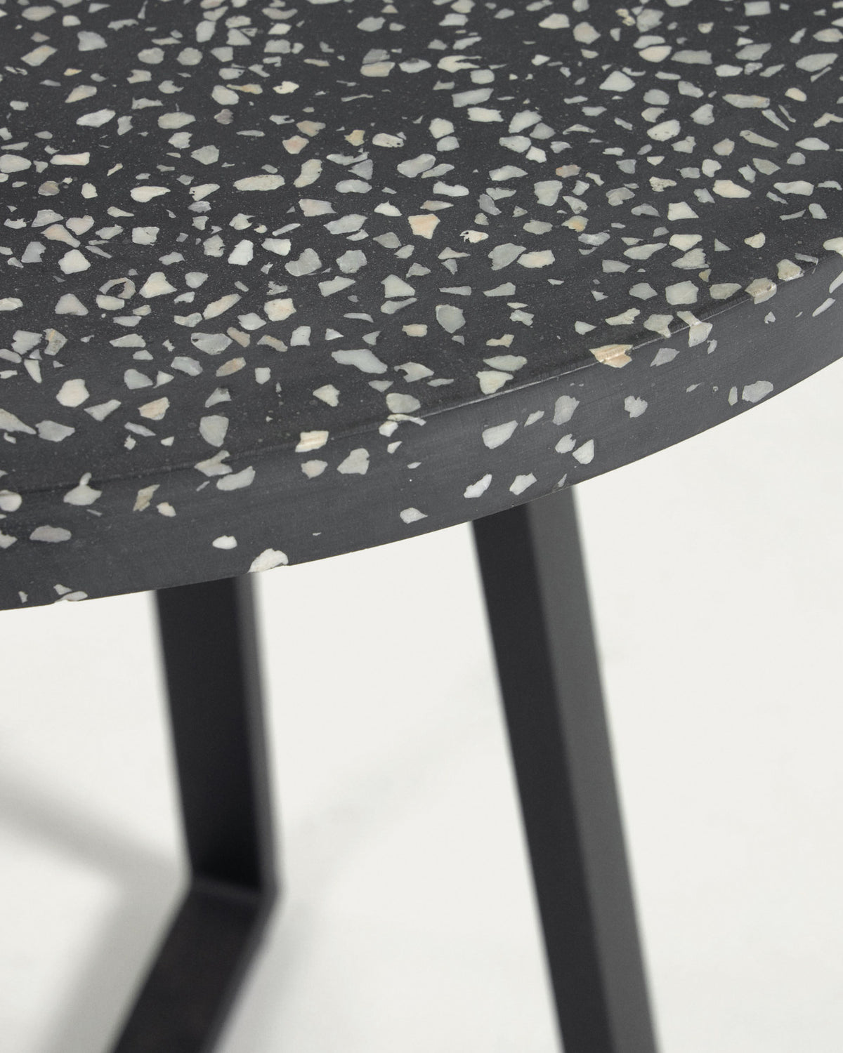 Tella runder Tisch Terrazzo schwarz und Stahlbeine Ø 70 cm in Schwarz präsentiert im Onlineshop von KAQTU Design AG. Esstisch ist von Kave Home