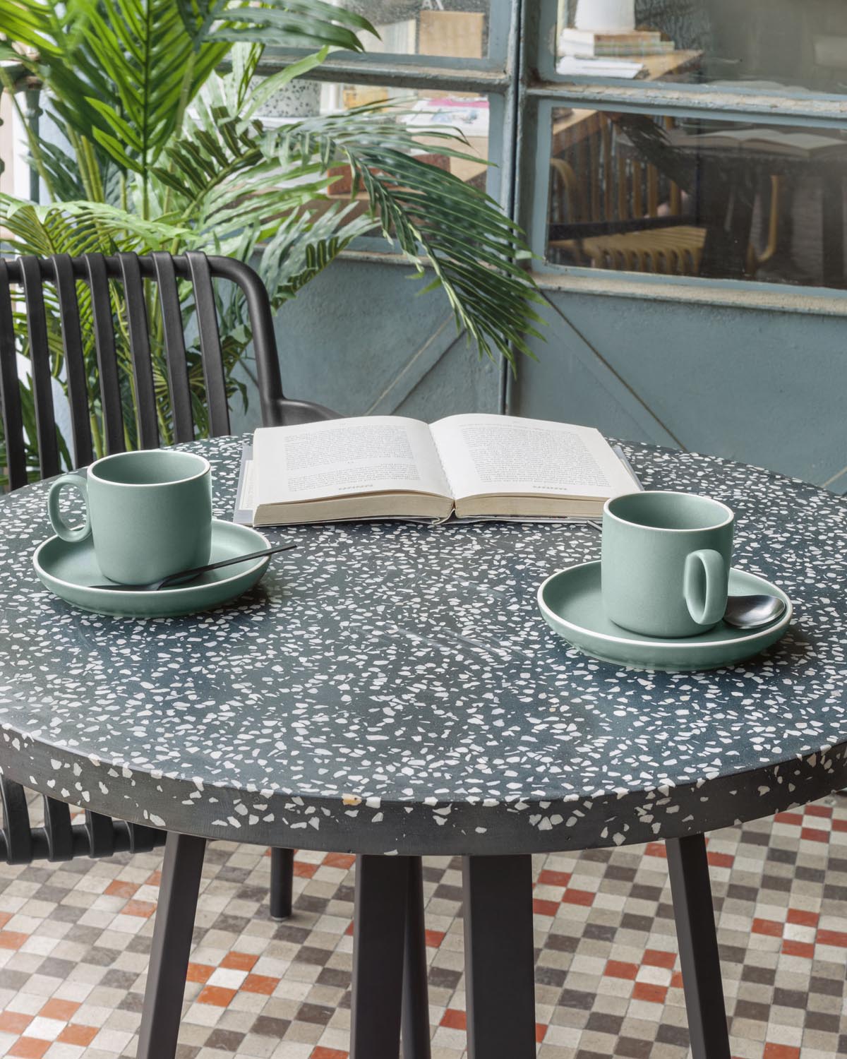 Tella Tisch: Schwarzer Terrazzo, Stahlbeine, Ø 70 cm, modern & stilvoll.