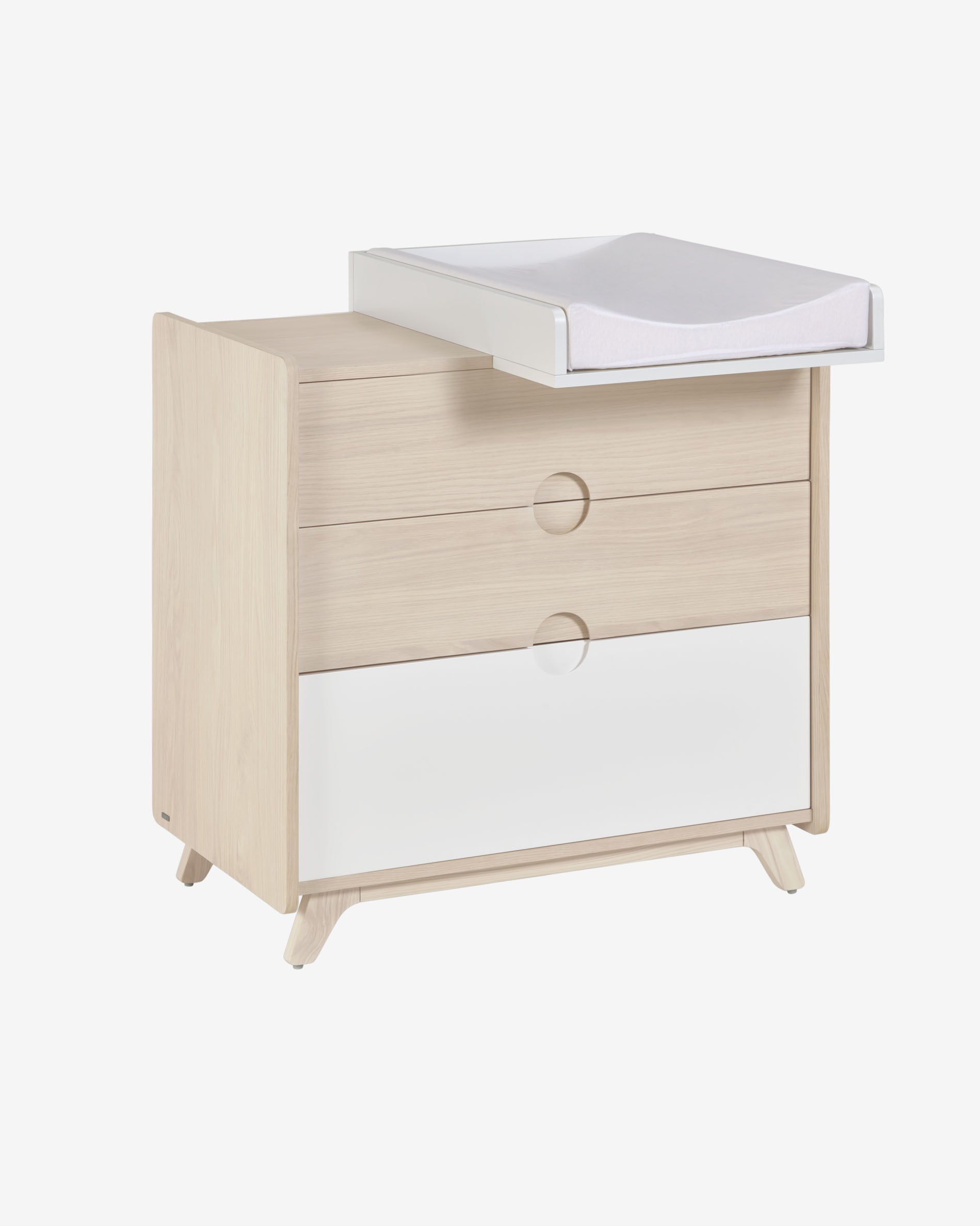 Die Nunila Kommode von Kave Home, 90x90 cm, kombiniert Eschenfurnier und massives Eschenholz für ein stilvolles und funktionales Möbelstück.