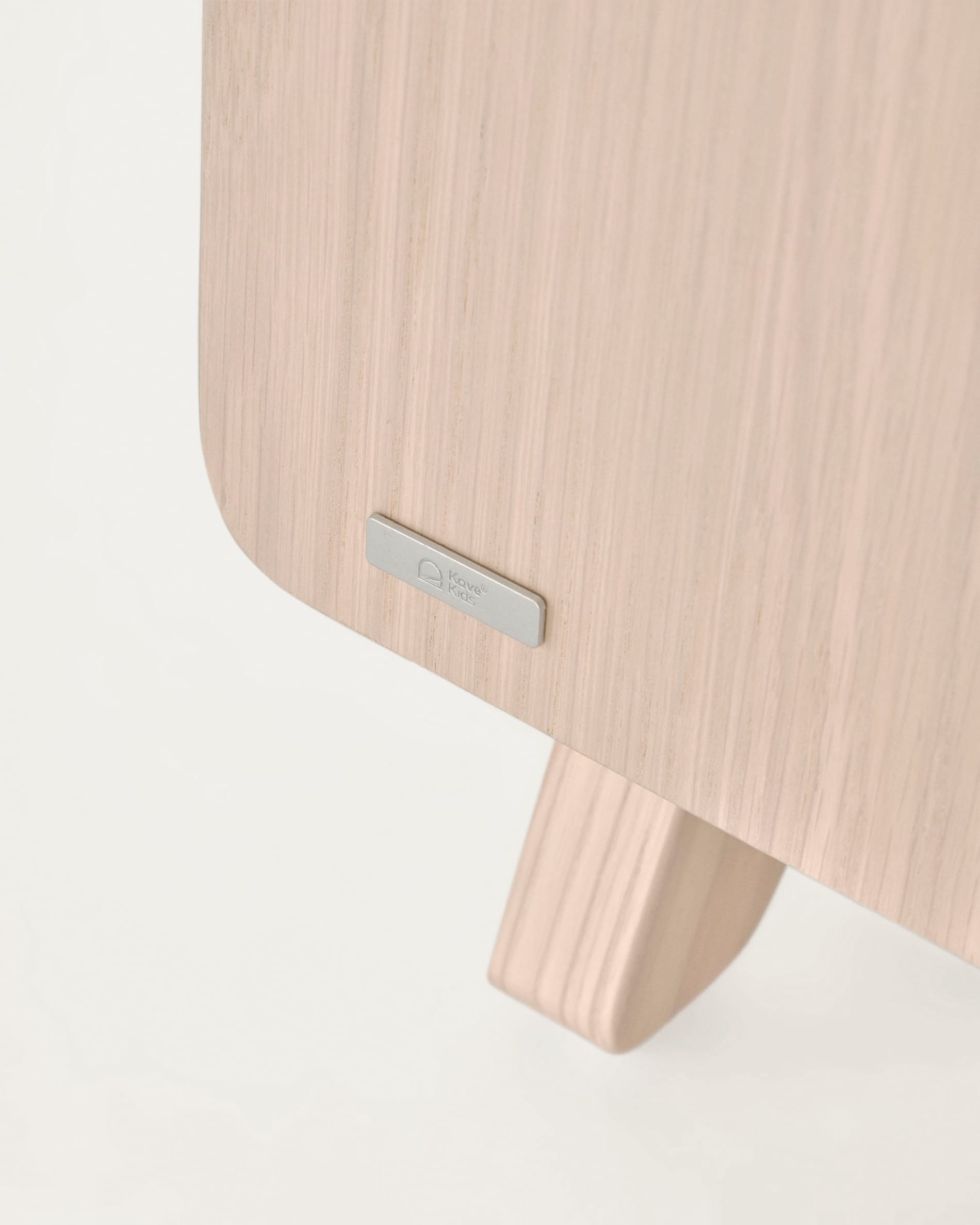 Der Nunila Nachttisch vereint stilvolles Design und praktische Funktionalität. Aus hochwertigem Eschenfurnier gefertigt, ist er ideal für jedes Schlafzimmer.