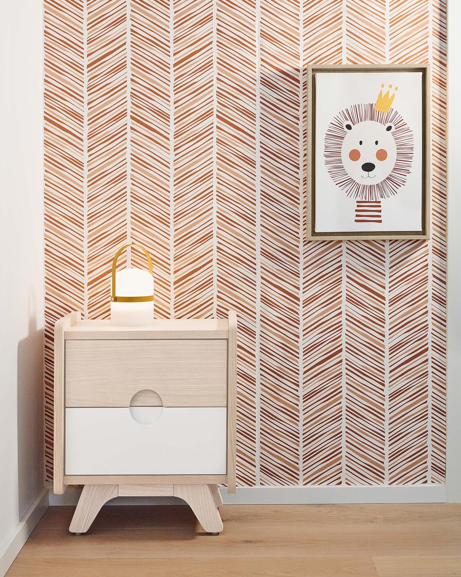 Eleganter Nachttisch aus Eschenfurnier mit stabilen Massivholzbeinen, 40x47 cm, von Kave Home. Ideal für zeitgemässe Wohnräume.