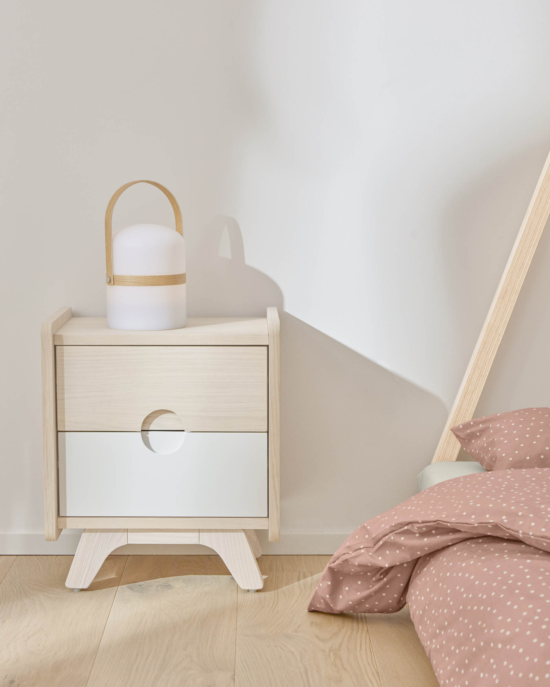 Eleganter Nachttisch aus Eschenfurnier mit massiven Eschenholzbeinen, 40x47 cm, von Kave Home. Zeitloses Design für Ihr Schlafzimmer.