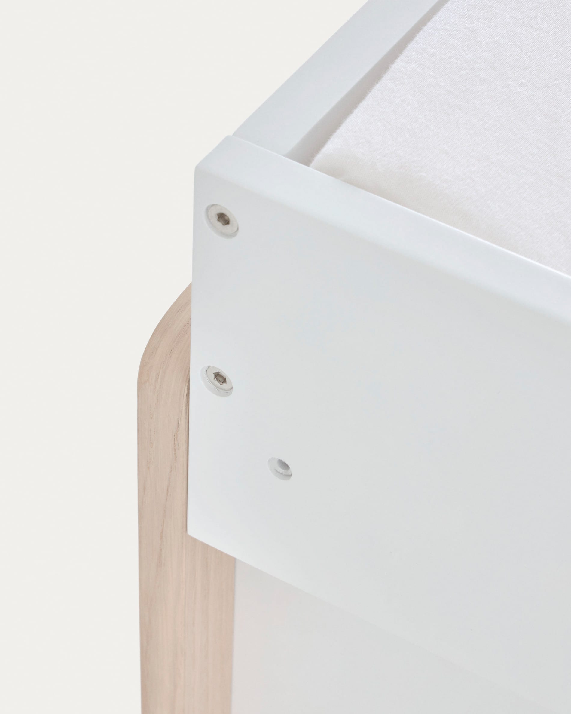 Der Nunila Wickelaufsatz von Kave Home ist die perfekte Lösung, um Ihre Kommode in einen stilvollen Wickeltisch zu verwandeln. Mit 72 x 55 cm bietet er Sicherheit und Eleganz.