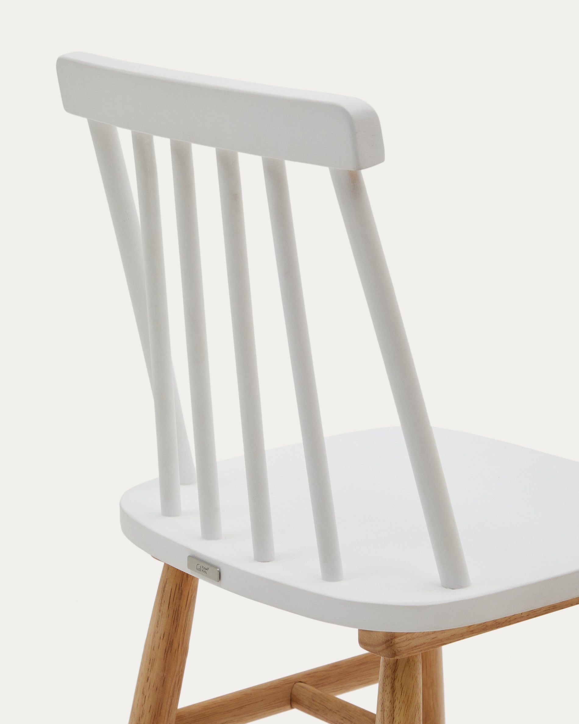 Der Tressia Kinderstuhl von Kave Home vereint robustes Kautschukholz mit einem eleganten Finish, ideal für kreative Kinderzimmer.