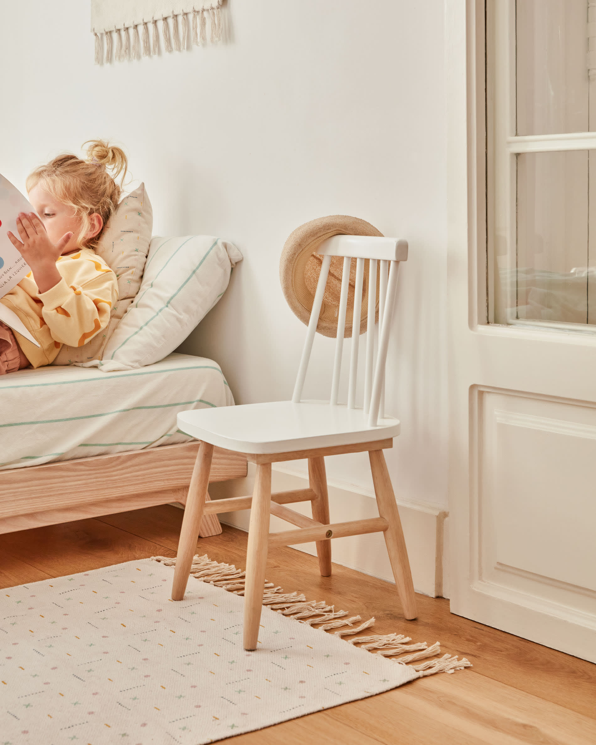 Tressia Kinderstuhl aus massivem Kautschukholz, weiss und natur, von Kave Home. Stilvoll, robust und ideal für Kinderzimmer.