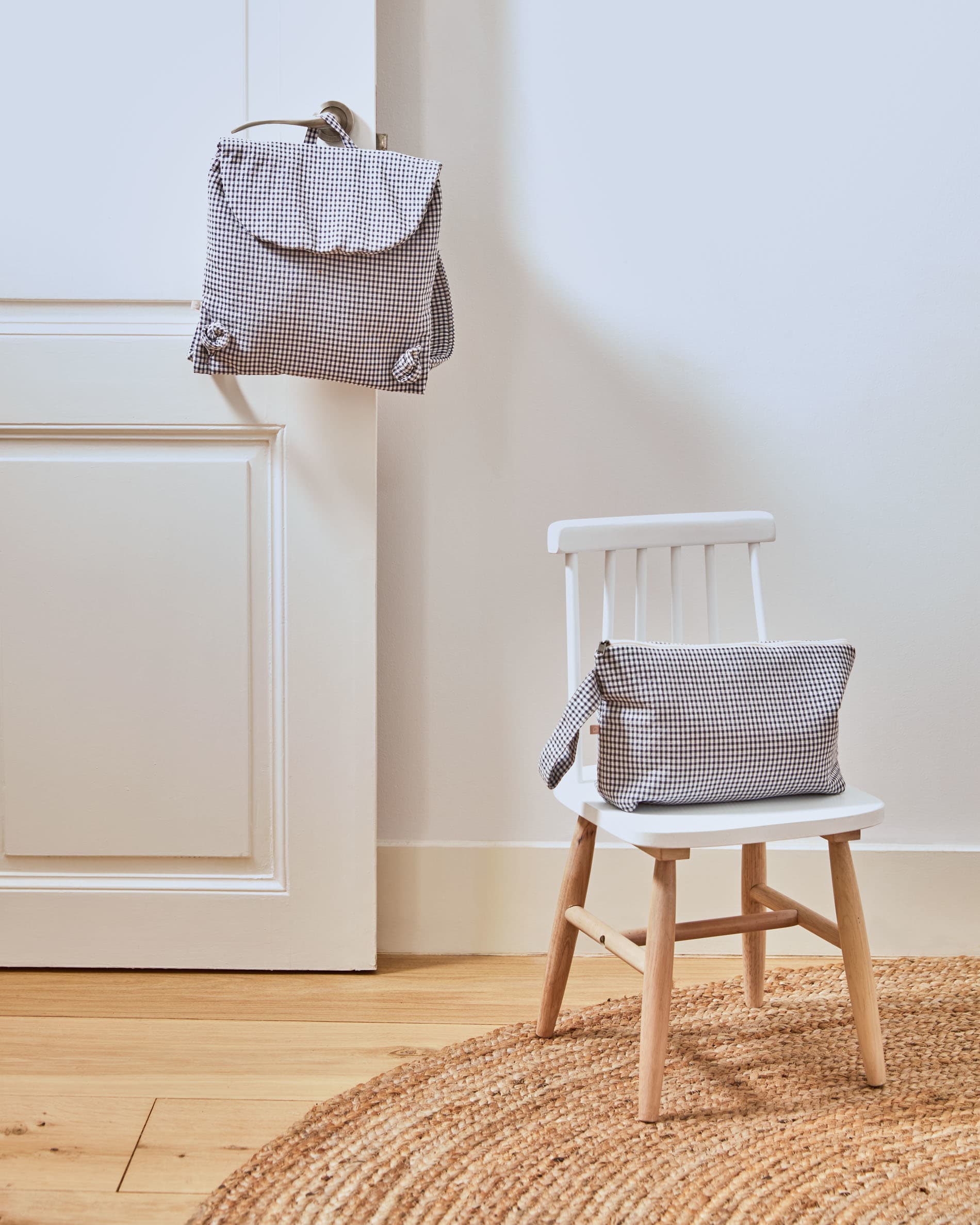 Tressia Kinderstuhl aus Kautschukholz, weiss und natur, von Kave Home. Perfekt für Kinderzimmer, robust und stilvoll.