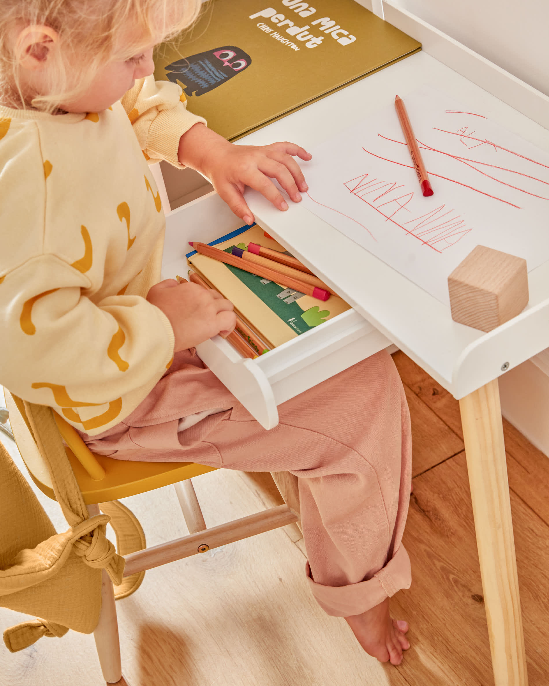 Kinderstuhl Tressia aus Kautschukholz, robust und langlebig, mit natürlichem Finish, perfekt für stilvolle Kinderzimmer.