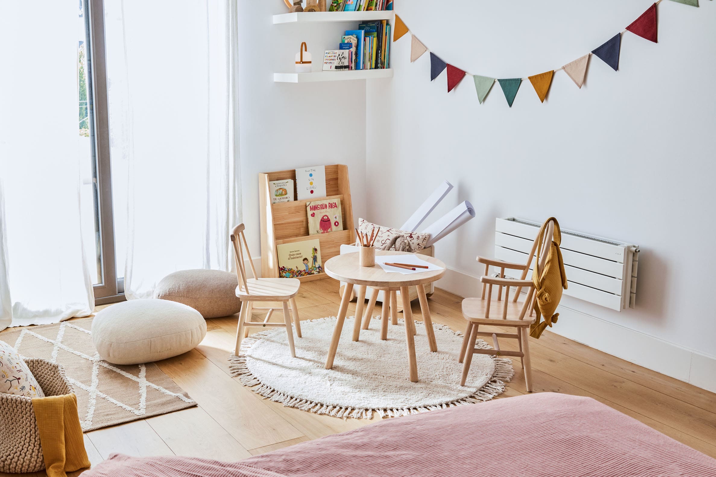 Kinderstuhl Tressia aus massivem Kautschukholz, mit natürlichem Finish, ideal für moderne Kinderzimmer und langlebigen Komfort.