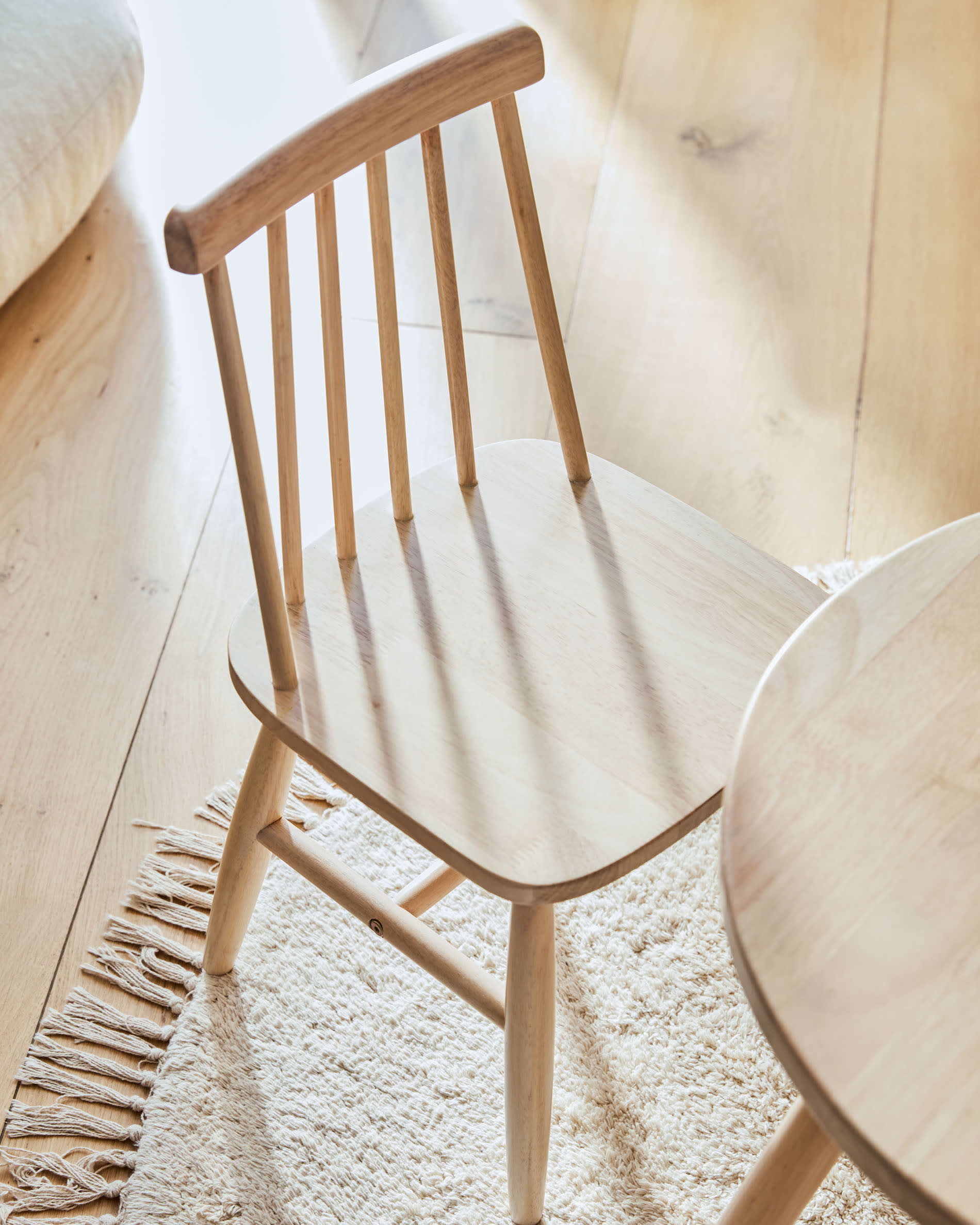 Kinderstuhl Tressia aus massivem Kautschukholz, natürliches Finish, robust und stilvoll, ideal für Kinderzimmer.