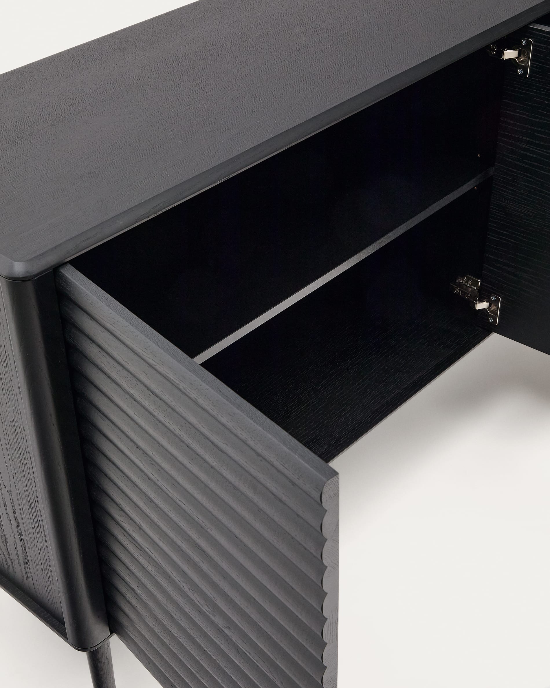 Hochwertiges Highboard Lenon in edlem Schwarz, 200x86cm, aus massiver Eiche und Furnier, mit 3 Türen und 3 Schubladen für stilvollen Stauraum.