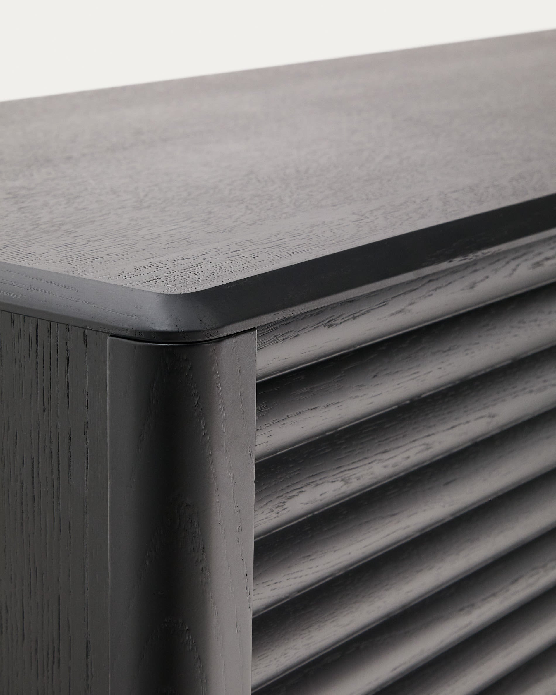 Elegantes Highboard Lenon aus massiver Eiche und Furnier in Schwarz, 200x86cm, mit 3 Türen und 3 Schubladen für optimalen Stauraum.