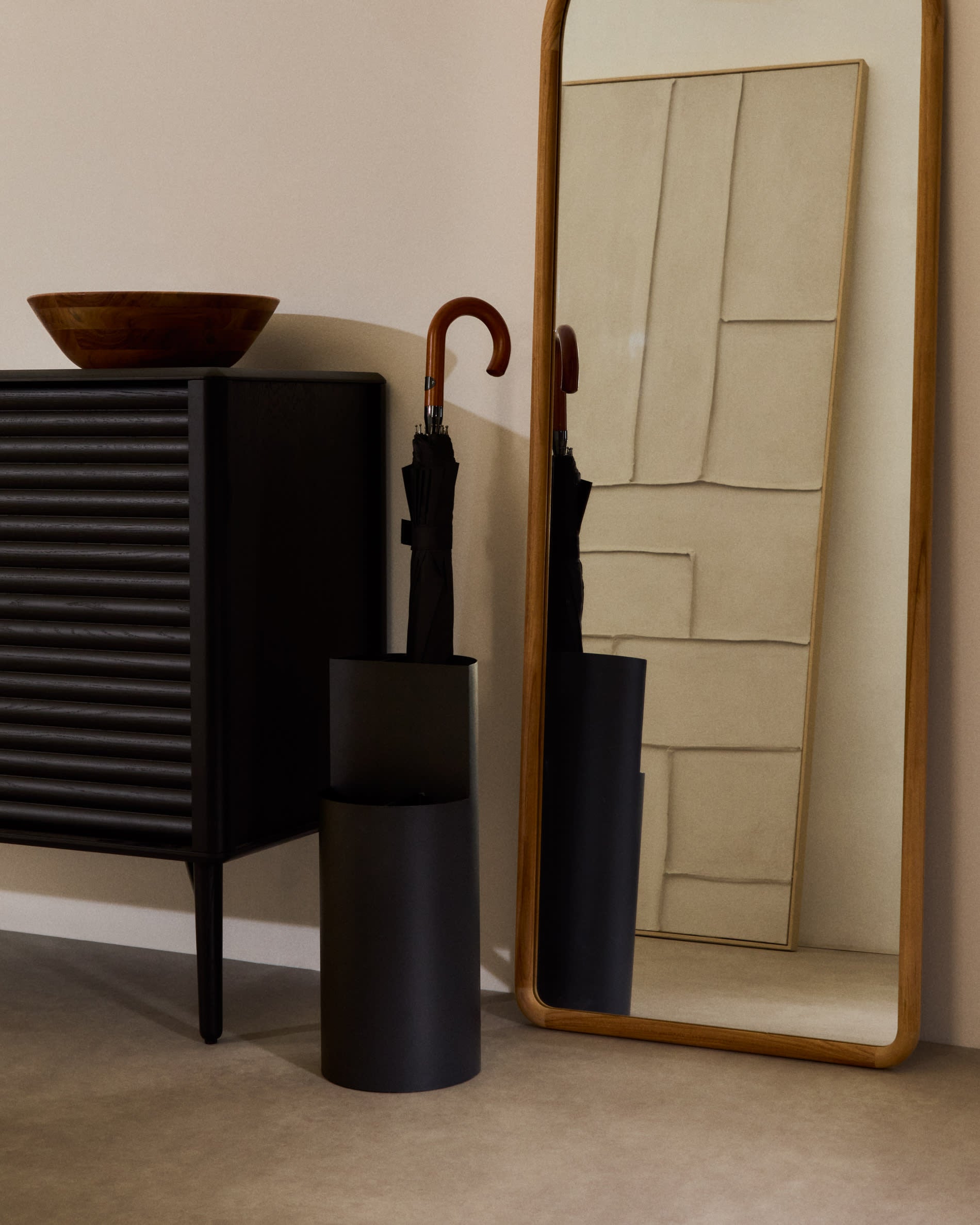 Elegantes Highboard Lenon in schwarz, aus massiver Eiche und Furnier, bietet 3 Türen und 3 Schubladen für optimalen Stauraum. FSC-zertifiziert.