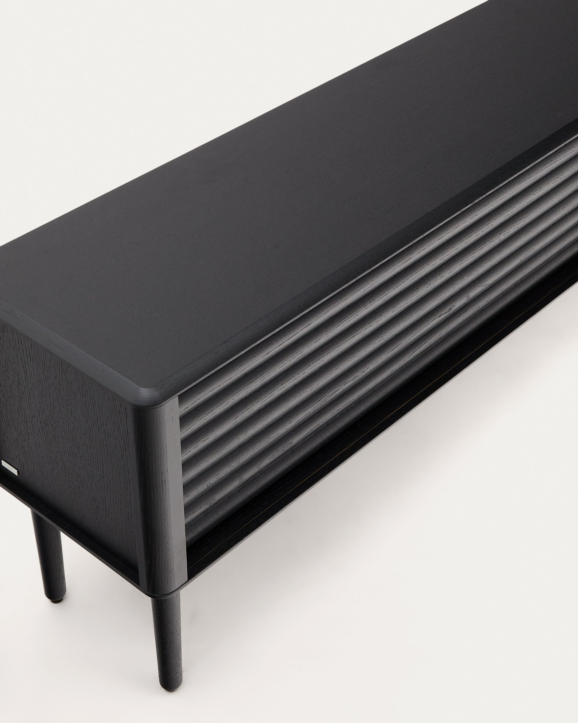 Stilvolles TV-Möbel Lenon in Schwarz, 200x57 cm, aus hochwertigem Massivholz und Eichenfurnier. Nachhaltig, elegant und funktional mit 2 Türen.