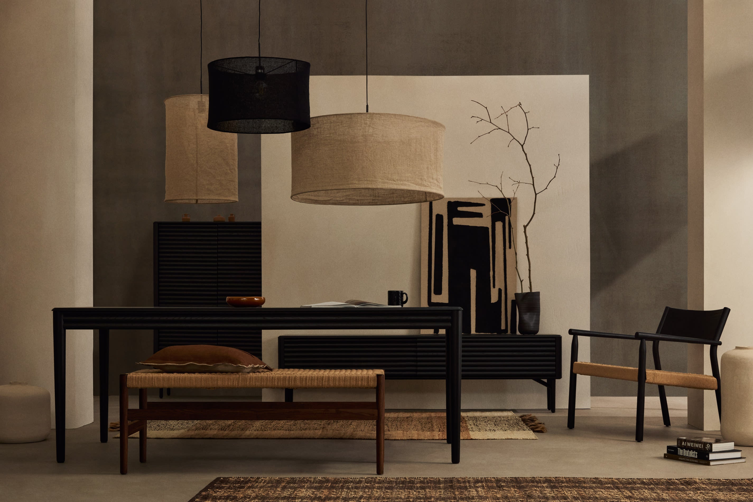 Stilvolles TV-Möbel aus FSC-zertifiziertem Holz, schwarz, 200x57 cm, mit 2 Türen, Massivholz und Eichenfurnier, von Kave Home.