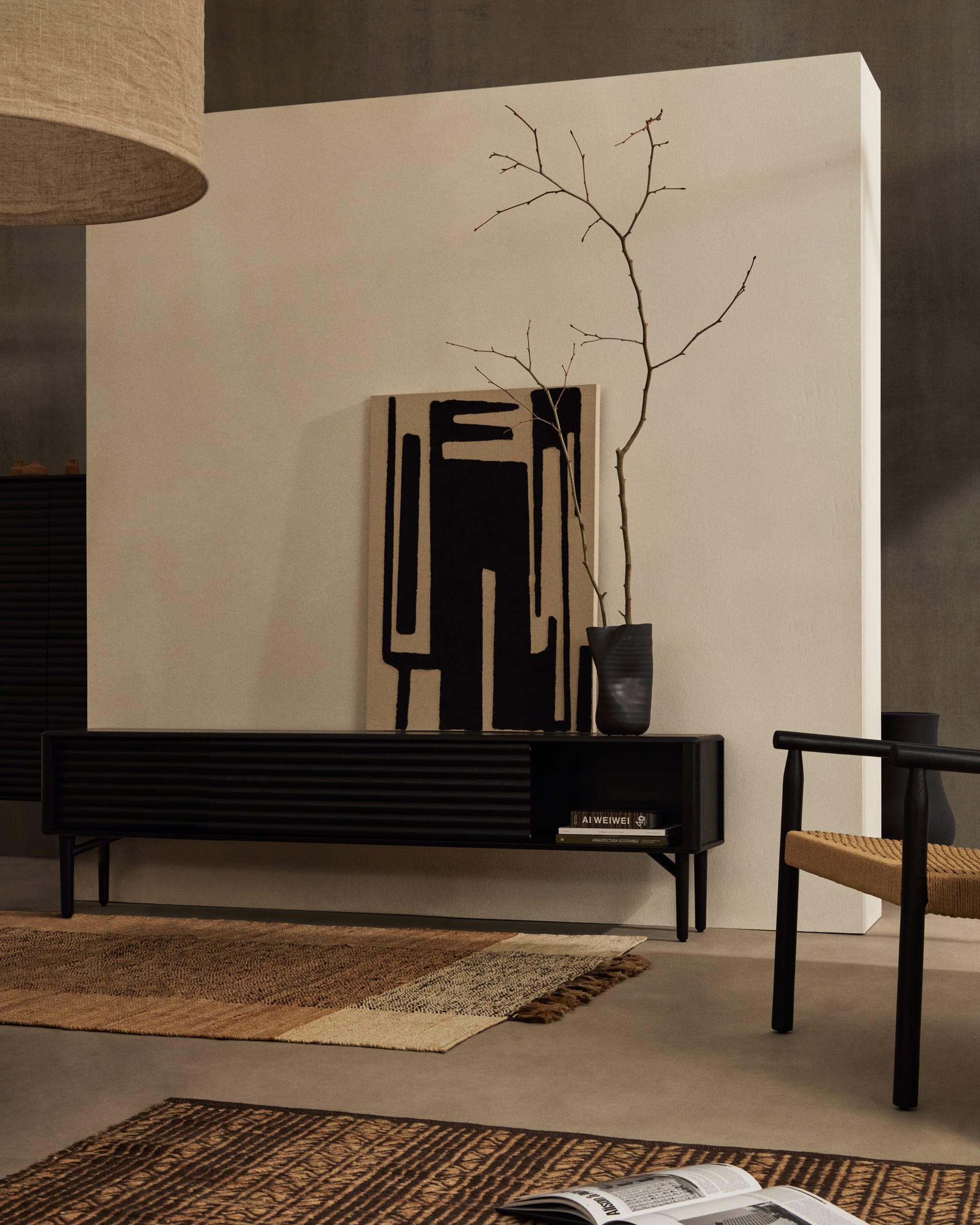 Elegantes TV-Möbel aus FSC-zertifiziertem Holz, schwarz, 200x57 cm, mit 2 Türen, Massivholz und Eichenfurnier, von Kave Home.