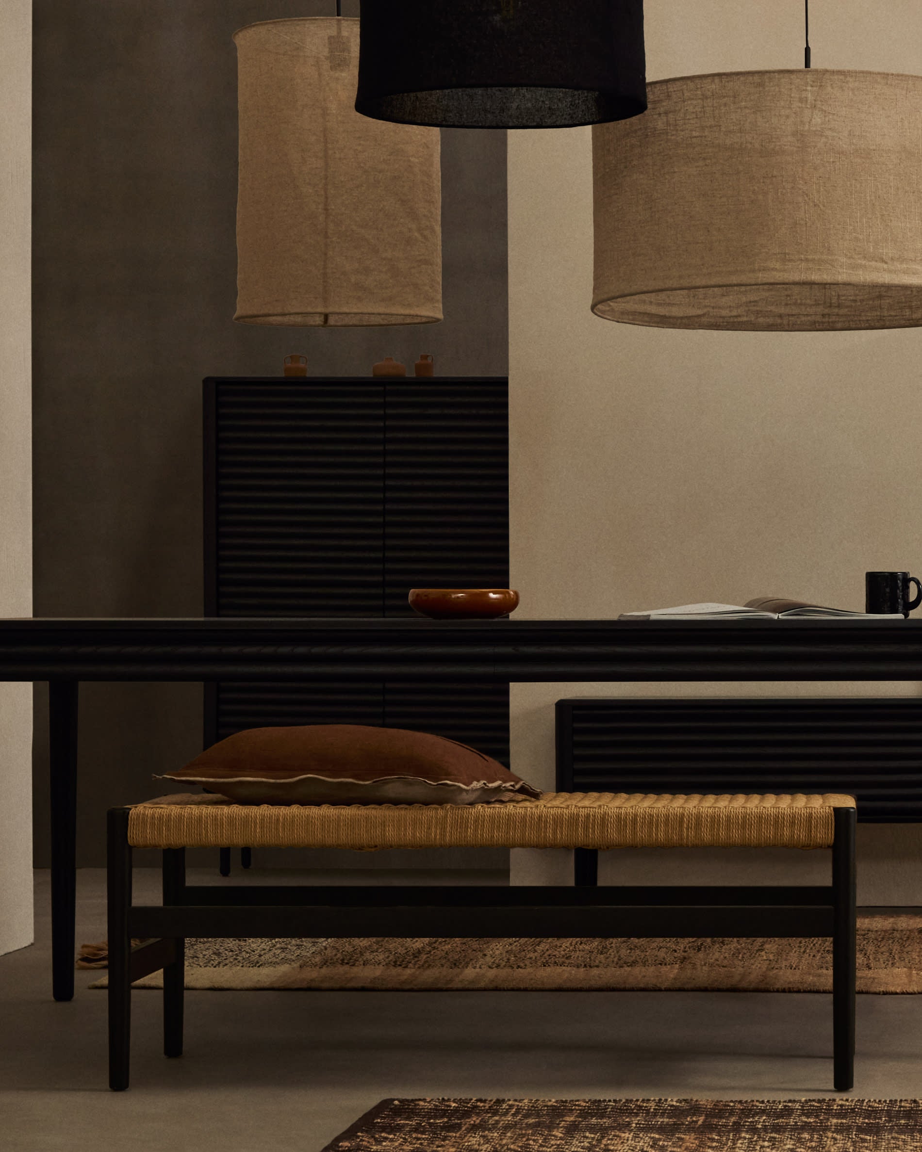 Elegantes TV-Möbel Lenon in Schwarz, 200x57 cm, aus hochwertigem Massivholz und Eichenfurnier. Nachhaltig, funktional und stilvoll.