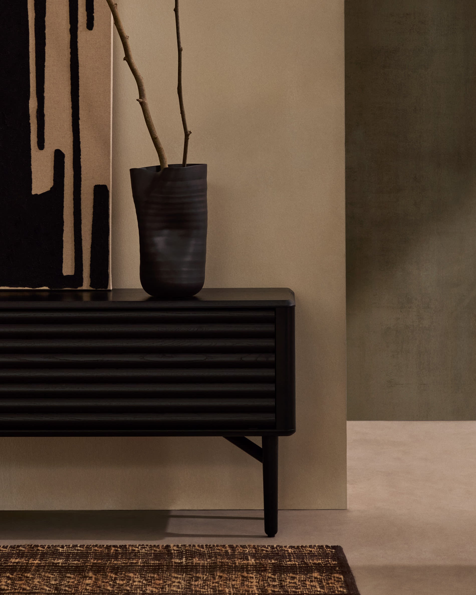 Stilvolles TV-Möbel aus FSC-zertifiziertem Holz, schwarz, 200x57 cm, mit 2 Türen, Massivholz und Eichenfurnier, von Kave Home.