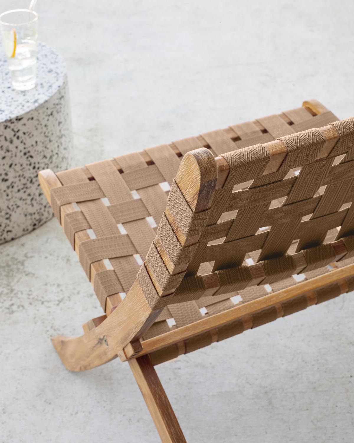 Chabeli Klappstuhl: Nachhaltiges Akazienholz, beiges Seil, FSC 100%.