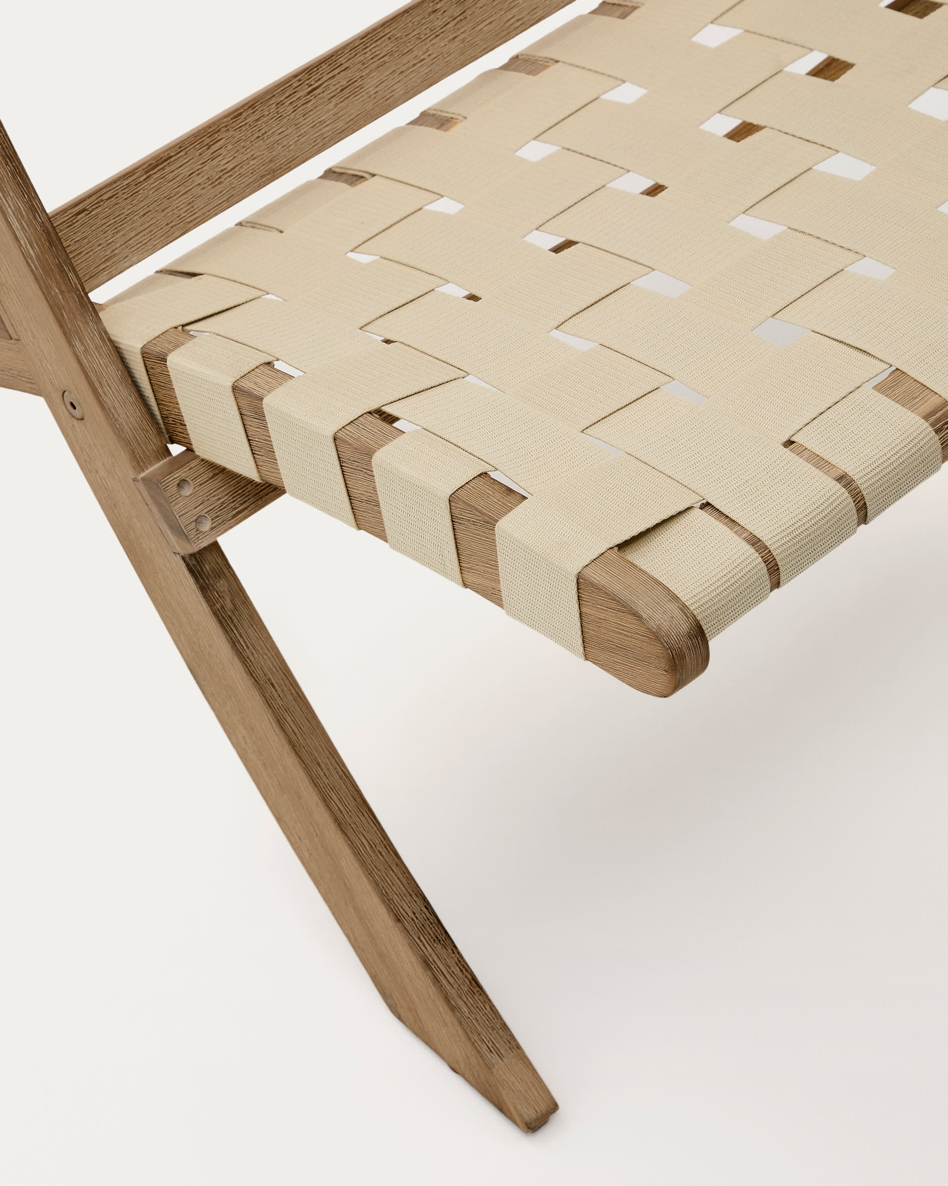 Eleganter Klappsessel aus robustem Akazienholz und pflegeleichtem cremefarbenem Seil, ideal für stilvolle Outdoor-Oasen.