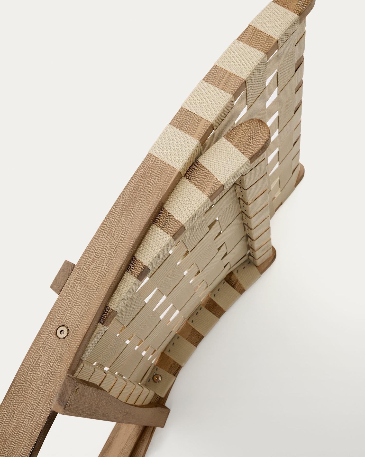 Stilvoller Klappsessel aus massivem Akazienholz mit cremefarbenem Seil, perfekt für entspannte Stunden im Freien.