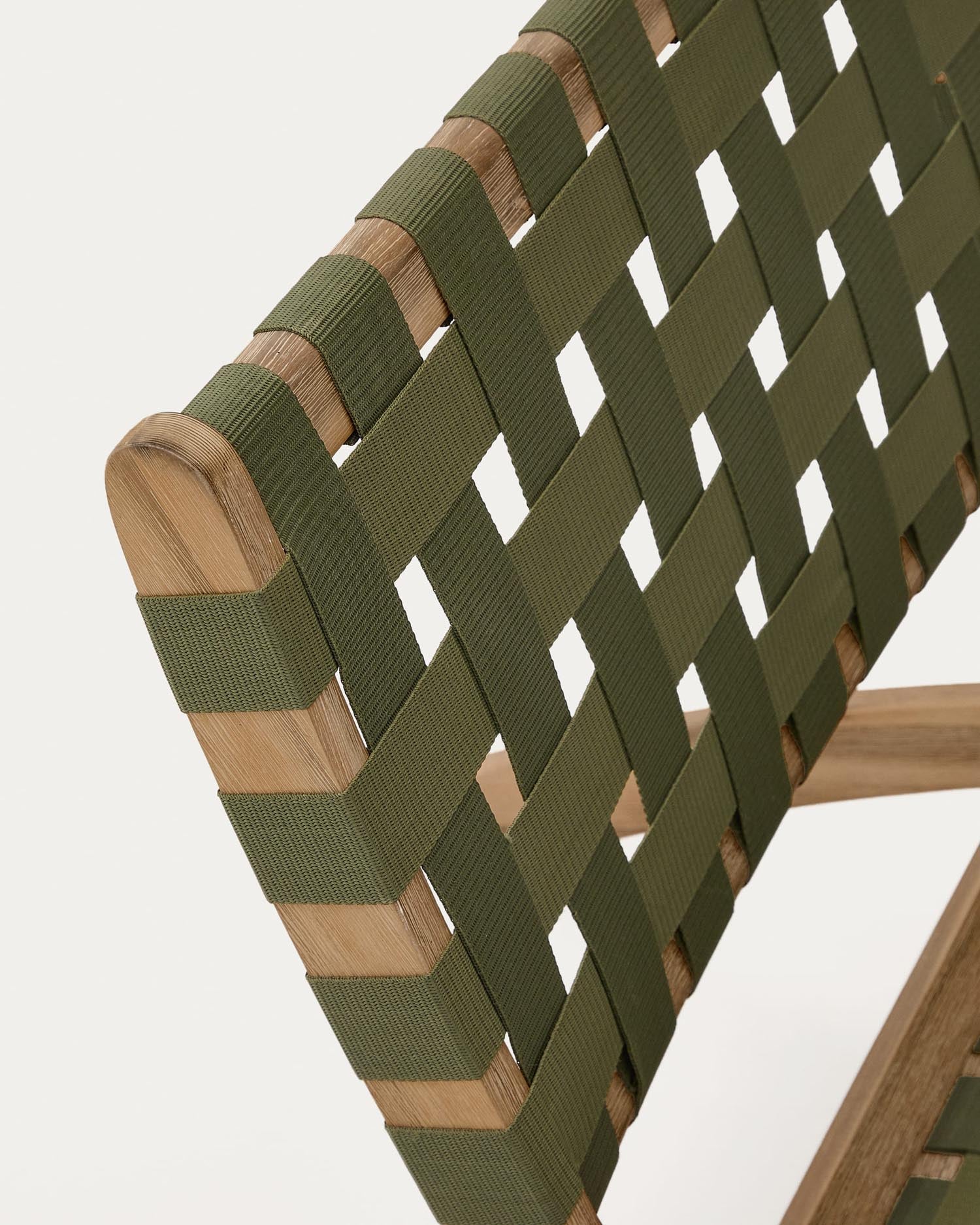 Chabeli Klappsessel: Robustes Akazienholz trifft auf modernes grünes Seil – perfekt für entspannte Stunden im Freien.