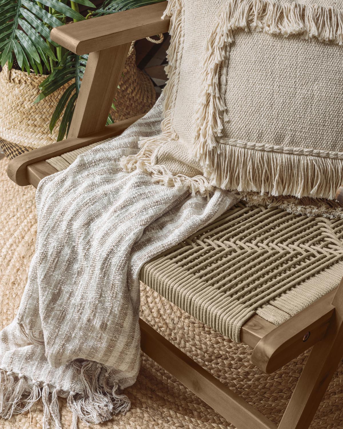 Geralda Sessel: Nachhaltiges Design aus dunklem Akazienholz.