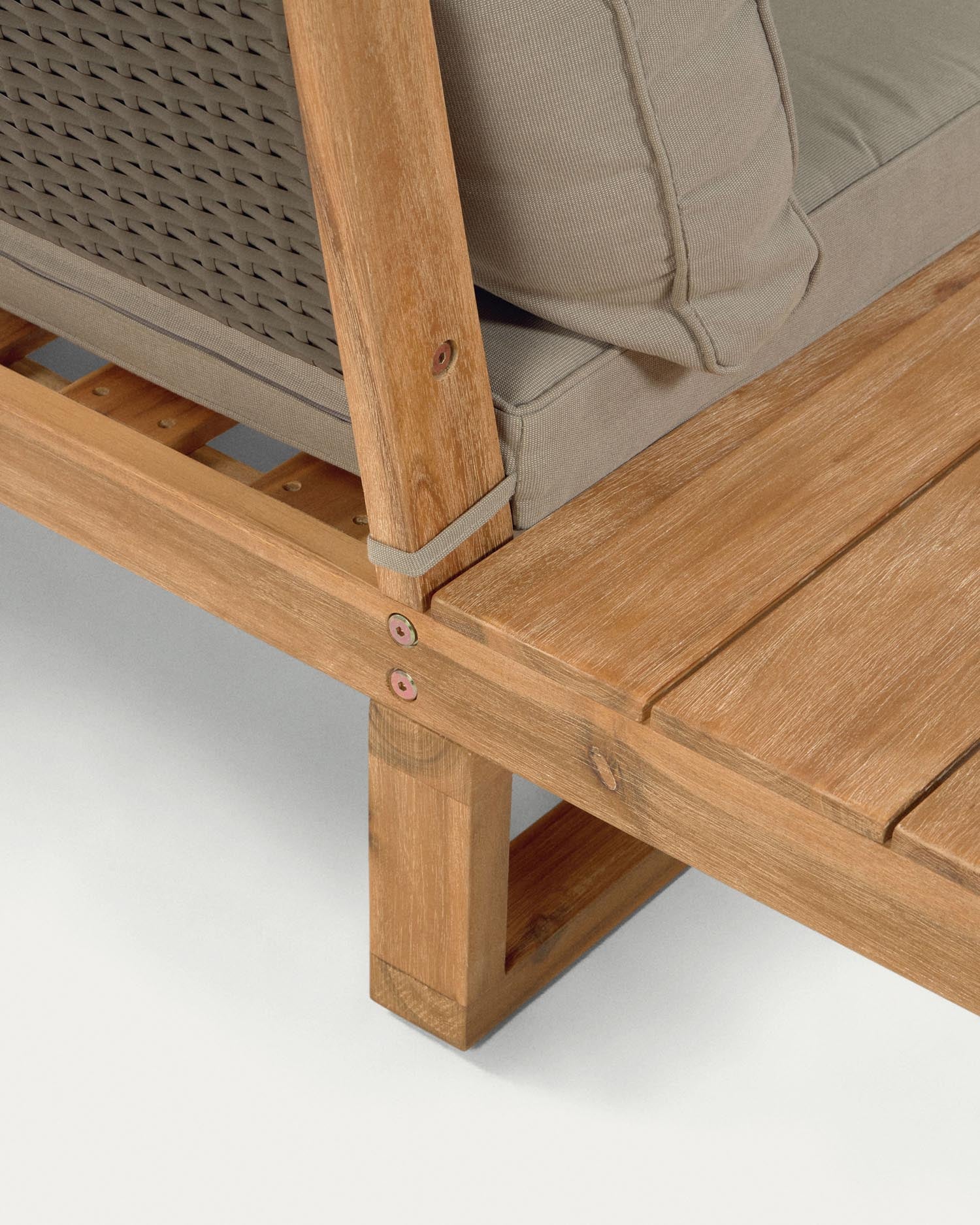 Erlebe mit dem Flaviina 5-Sitzer Ecksofa und Tisch aus hochwertigem, FSC-zertifiziertem Akazienholz stilvolle Momente im Freien – perfekt für gesellige Runden.