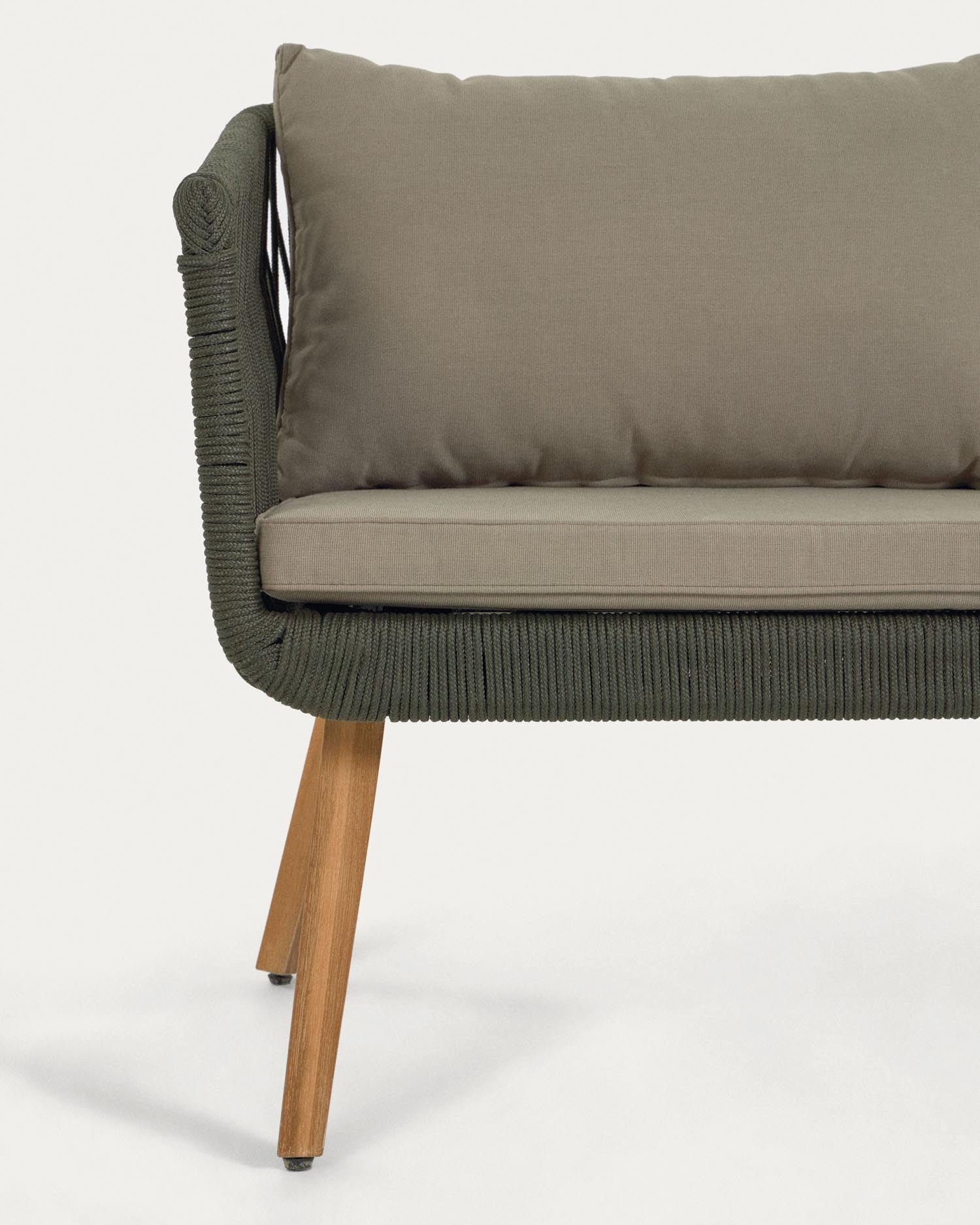 Stilvolles Inti-Set: 2-Sitzer Sofa und 2 Stühle mit grünem Seil, robustem Aluminium und FSC-zertifiziertem Holz. Perfekt für Garten und Lounge.