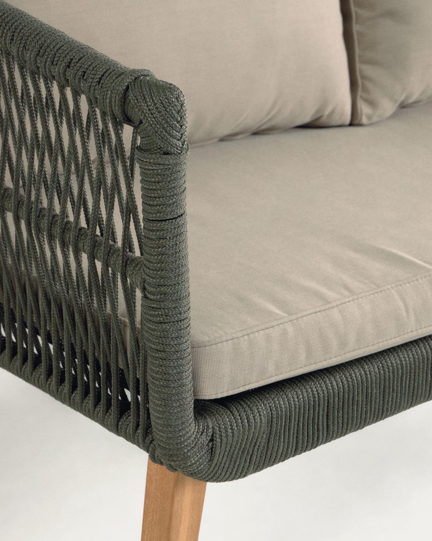 Elegantes Inti-Set: 2-Sitzer Sofa und 2 Stühle mit handgeflochtenem Seil, wetterfestem Aluminium und nachhaltigem FSC-Holz. Ideal für entspannte Stunden.