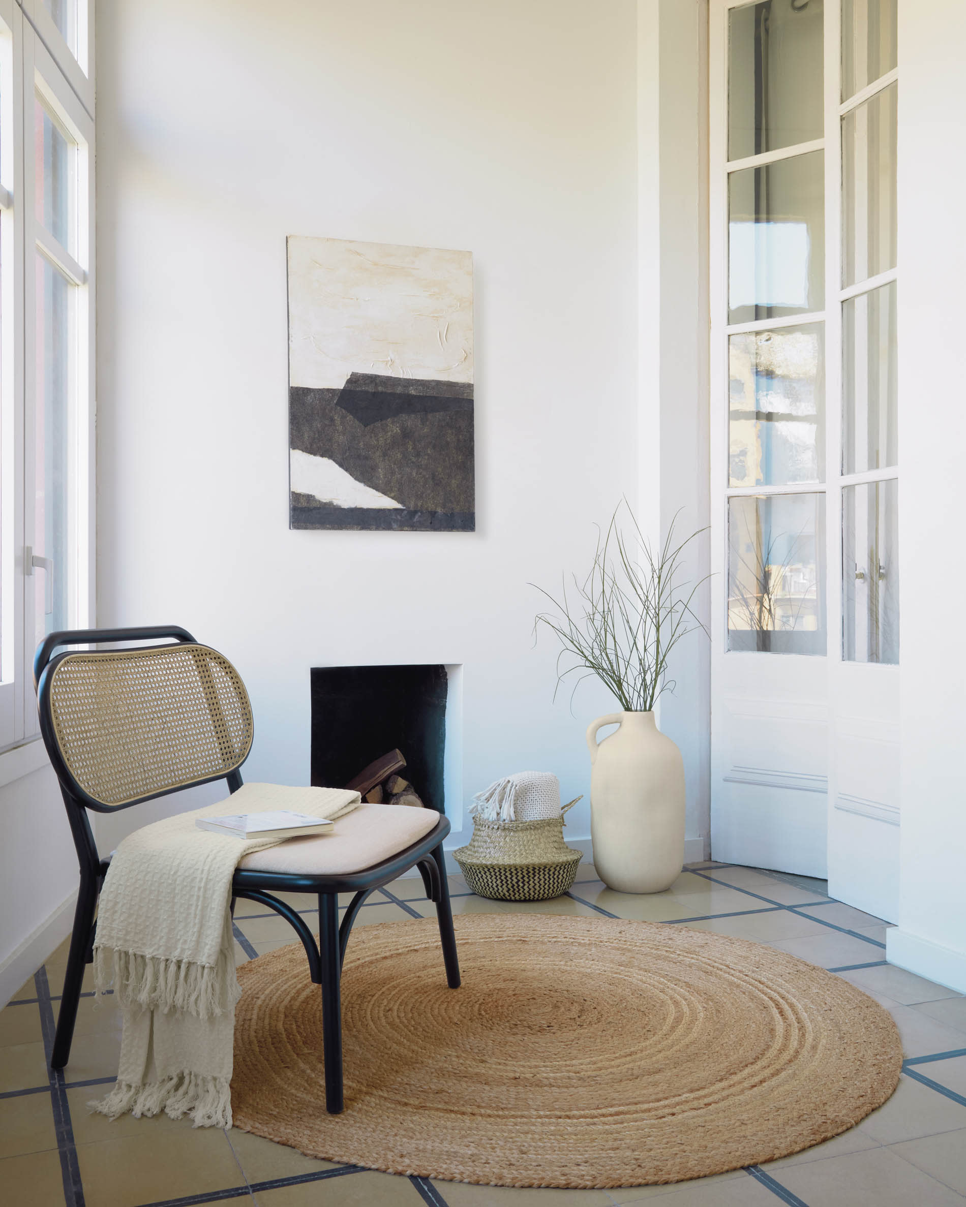 Eleganter Doriane Sessel aus massiver Ulme mit schwarzem Lackfinish und gepolstertem Sitz, ideal für zeitgemässe Inneneinrichtung.