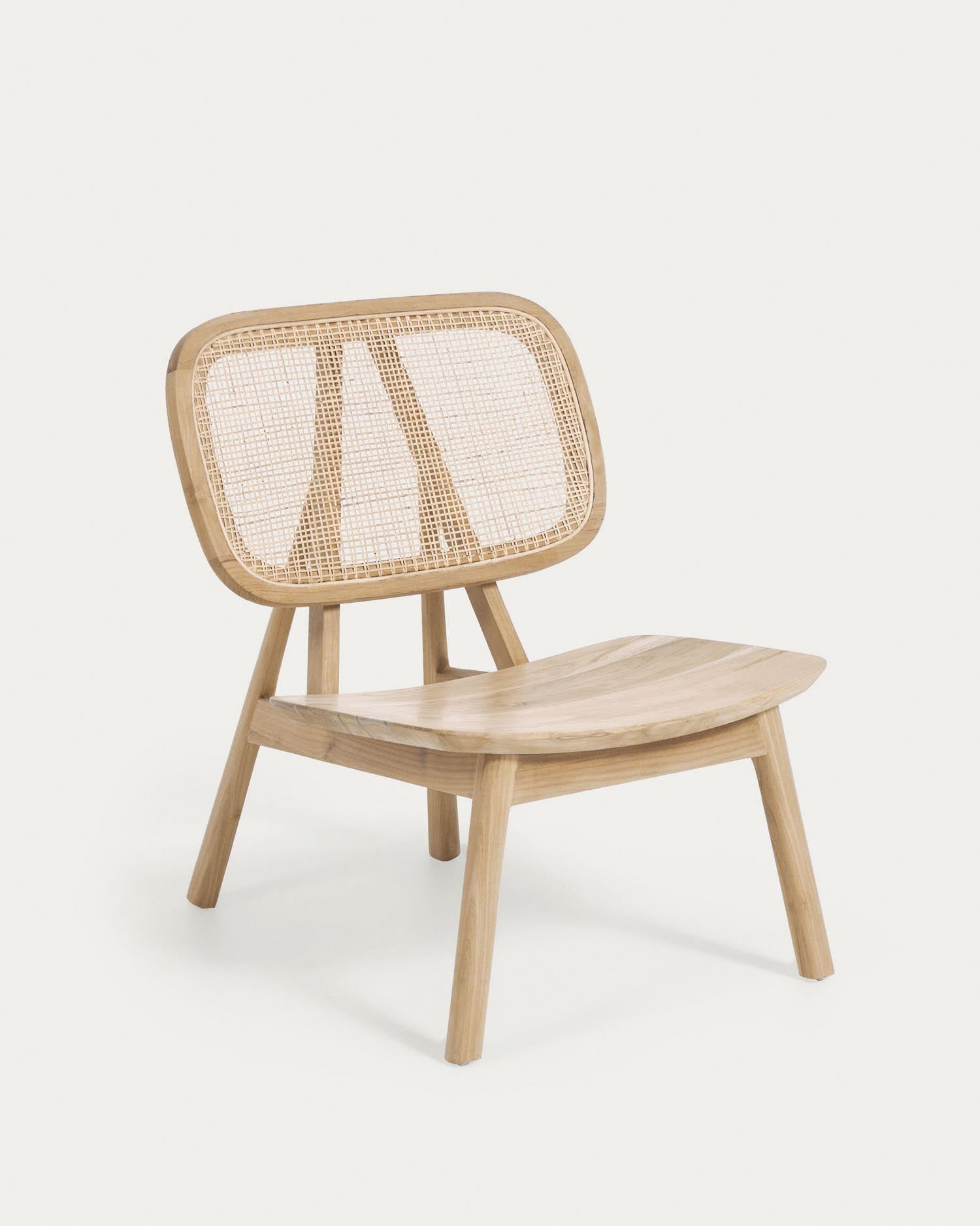 Eleganter Nadra Sessel aus Teakholz und Rattan: robust, komfortabel, nachhaltig. Perfekt für drinnen und draussen. Zeitloses Design.