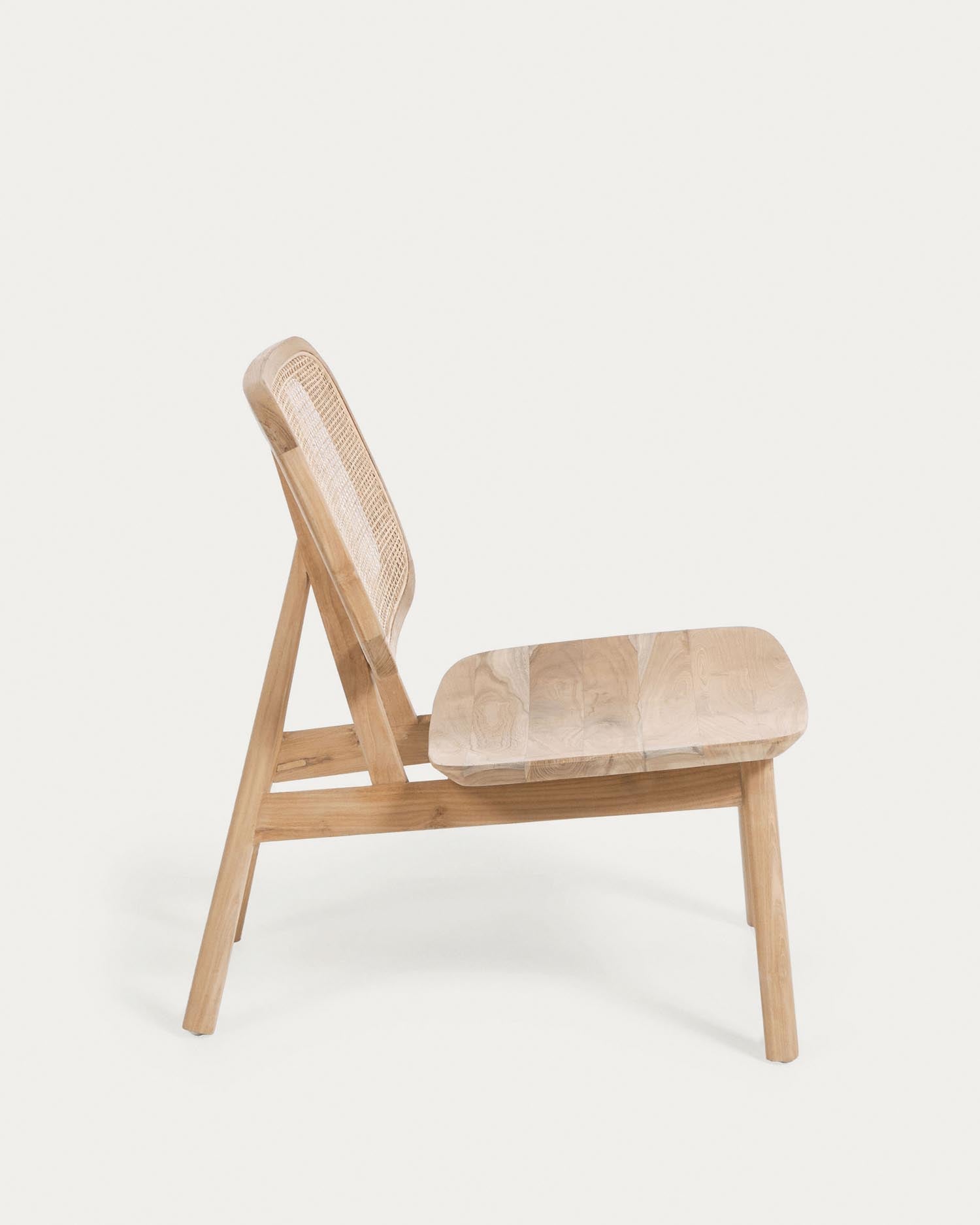 Eleganter Sessel aus Teakholz und Rattan, handgefertigt für Komfort und Stil, ideal für drinnen und draussen.