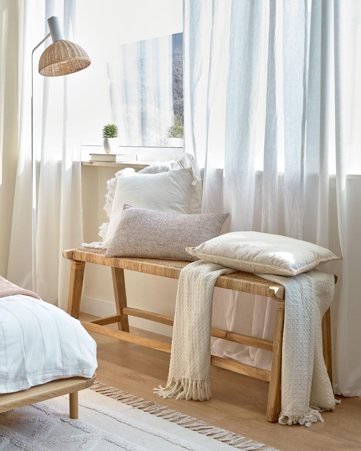 Elegante Beida Teakholzbank 120 cm von Kave Home für stilvolle Räume.